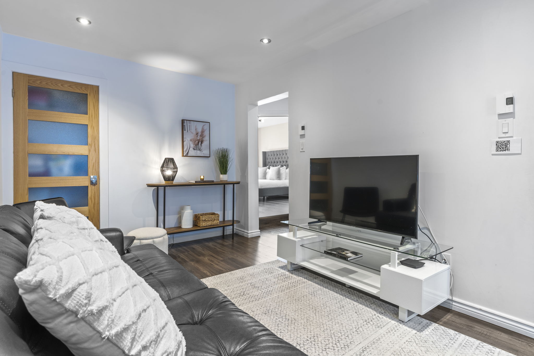 Group friendly Apt with free parking, near metro