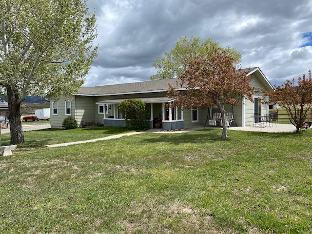 Comfy Country Home with Amazing Mountain Views.