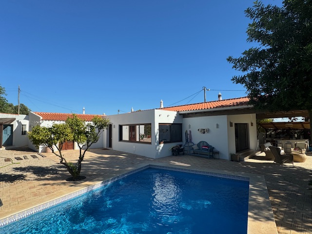 Idyllic Algarvian cottage, private pool & gardens