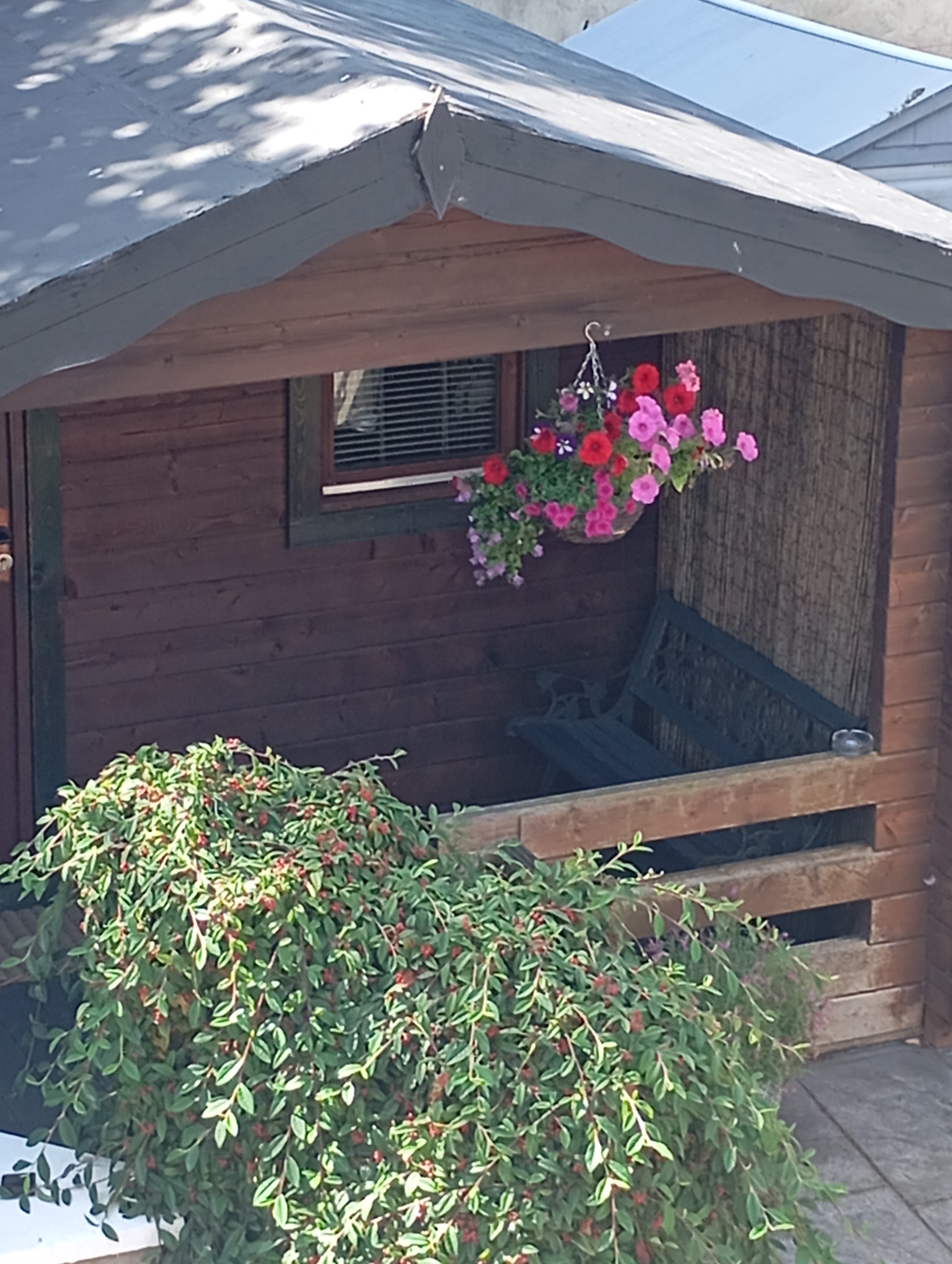 Cozy Self Contained Log Cabin near airport