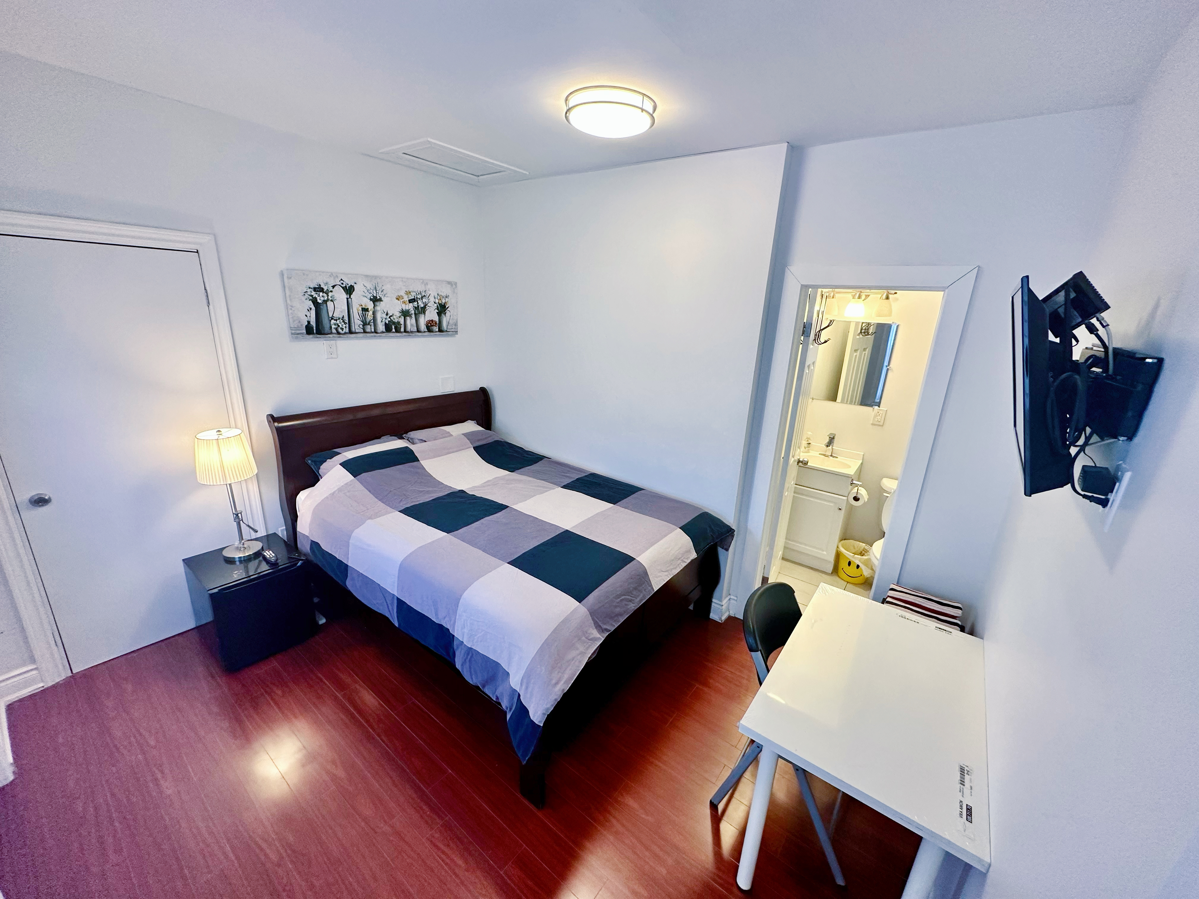 Private Entrance & Bath TorontoDowntown CozySuite1