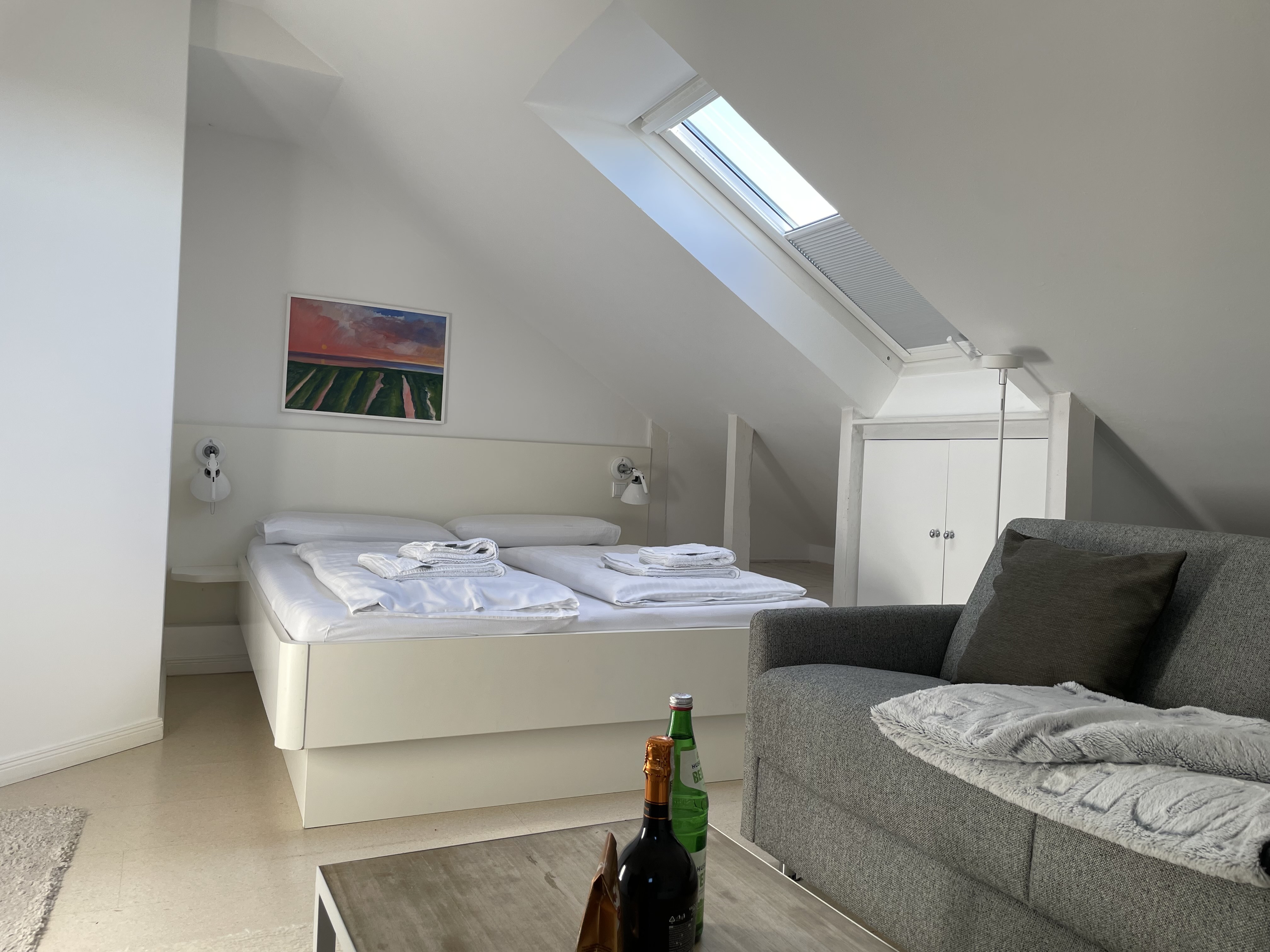 Bright, friendly studio for 2, with beach chair!