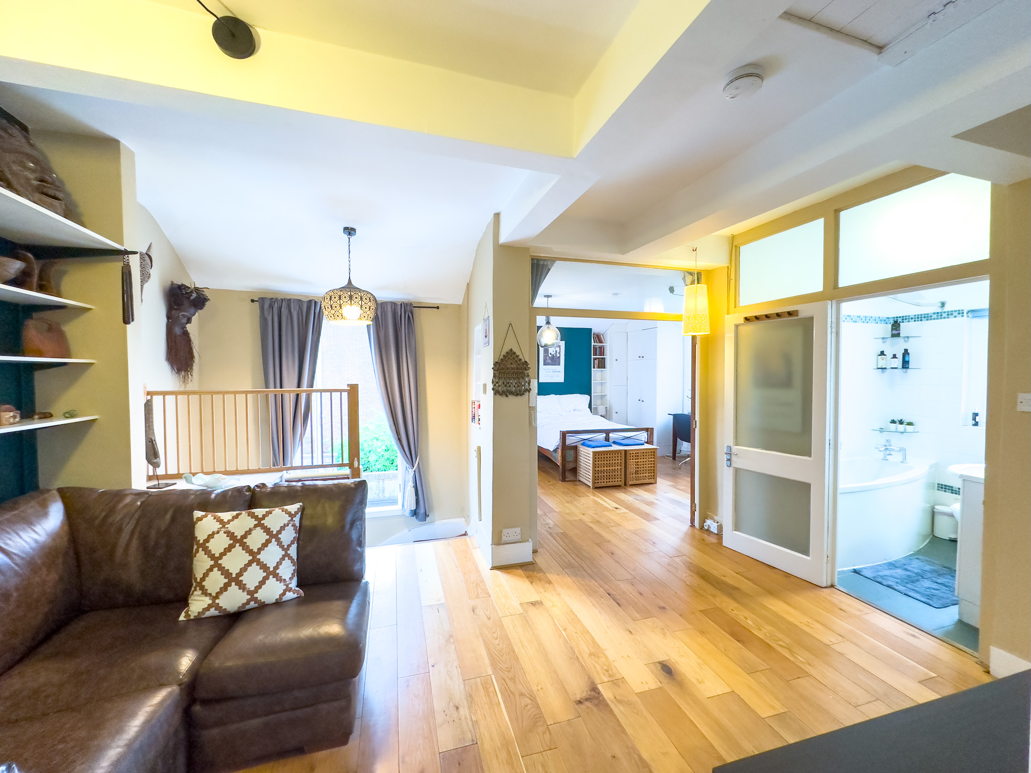 3 Bedroom Sunny, Airy Penthouse Hampstead Village! in Camden, London