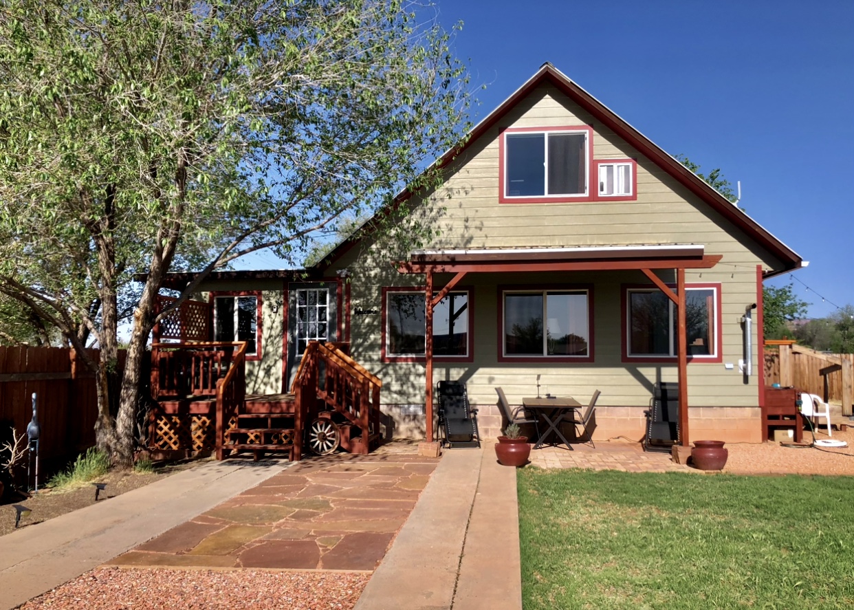 Our sweet, unique dog friendly home w/fast WiFi!