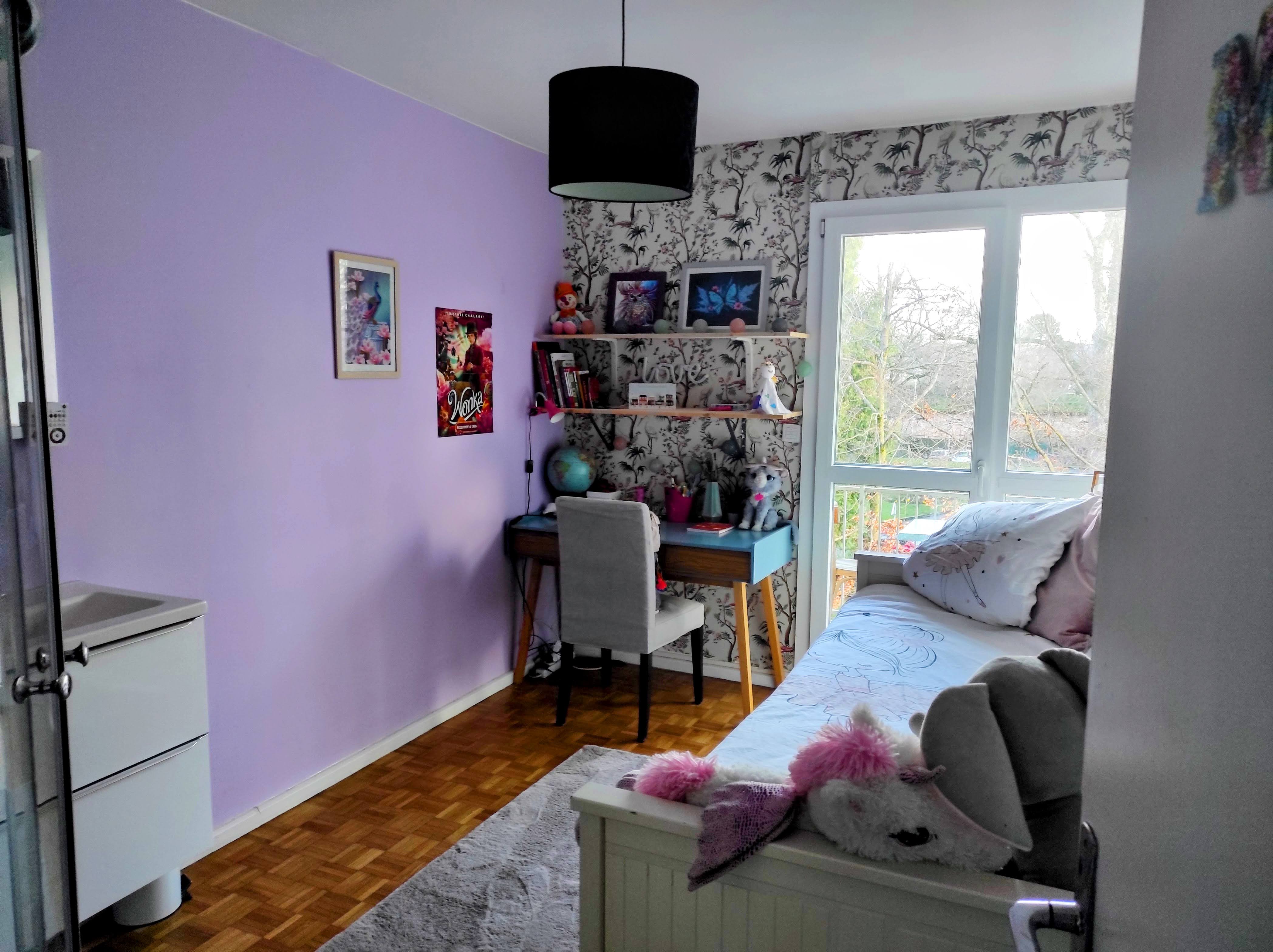 Room with shower, quiet + balcony near Lyon