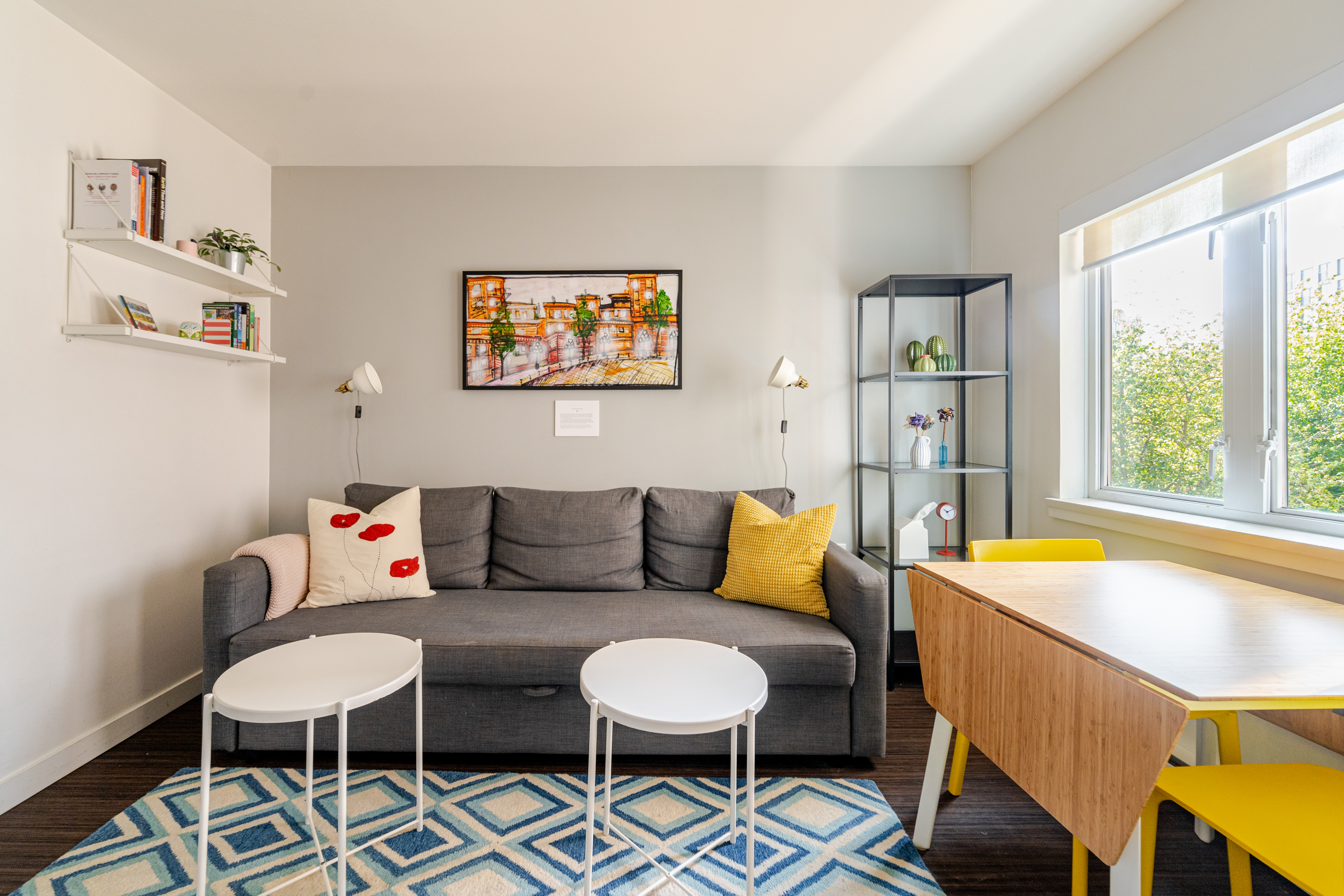 Cozy & Colourful 1 BR Apt in Historic Gastown