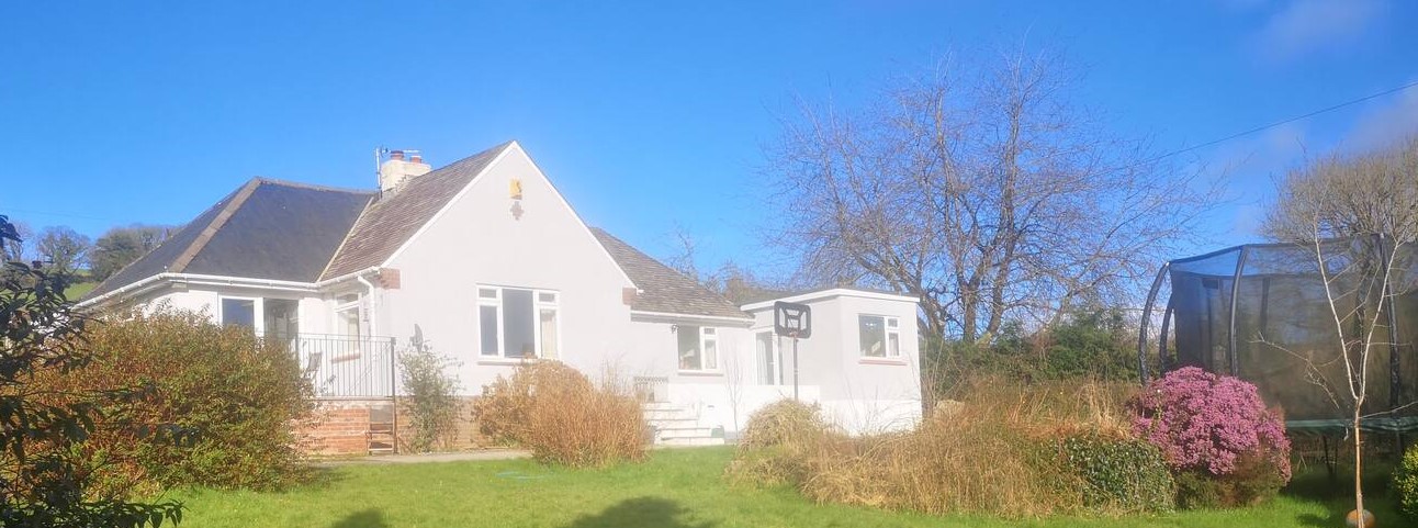 Bungalow (sleeps 6 -7) with large, private garden