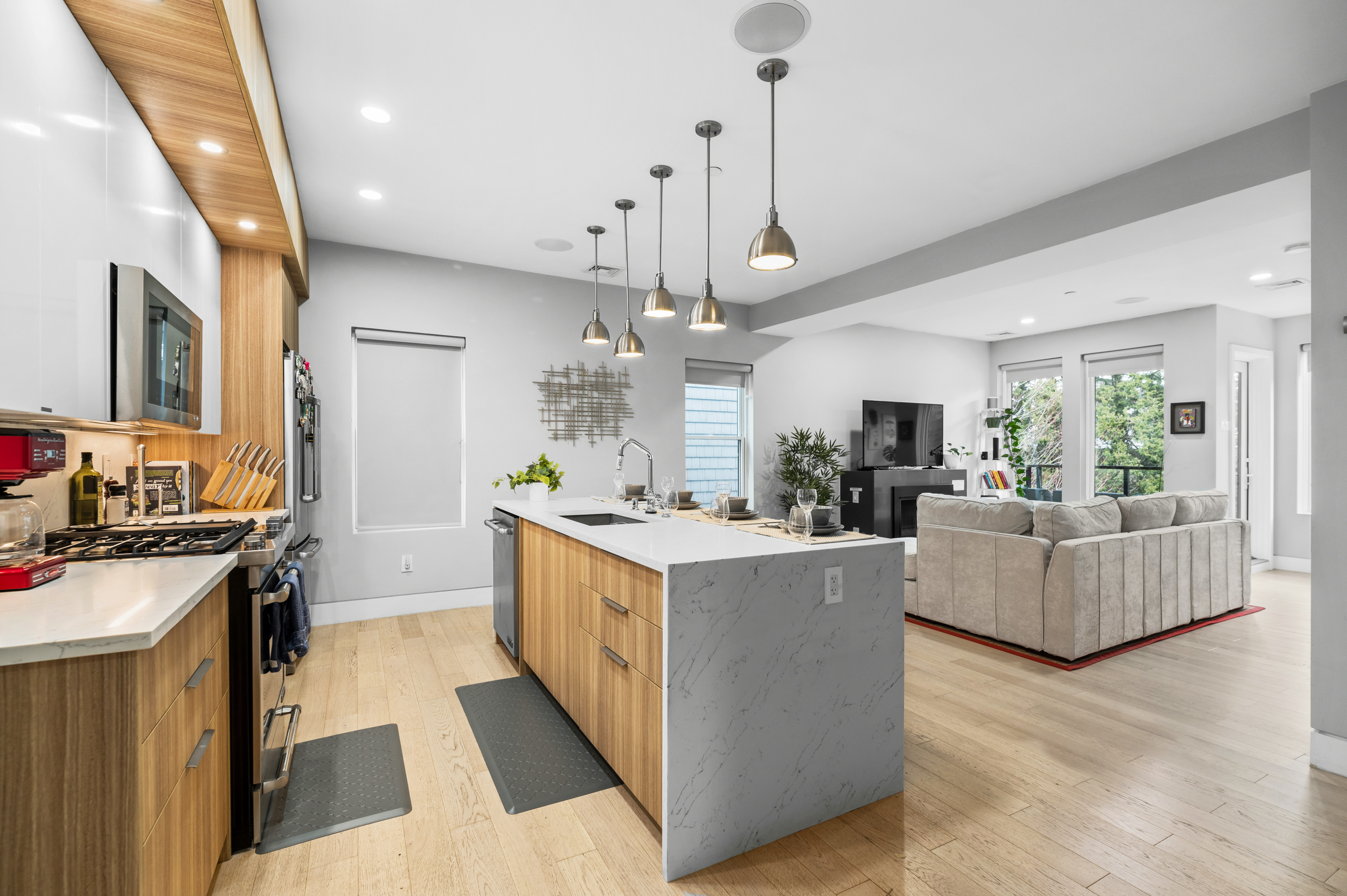 Luxury apt w/ sauna & deck | by airport, downtown