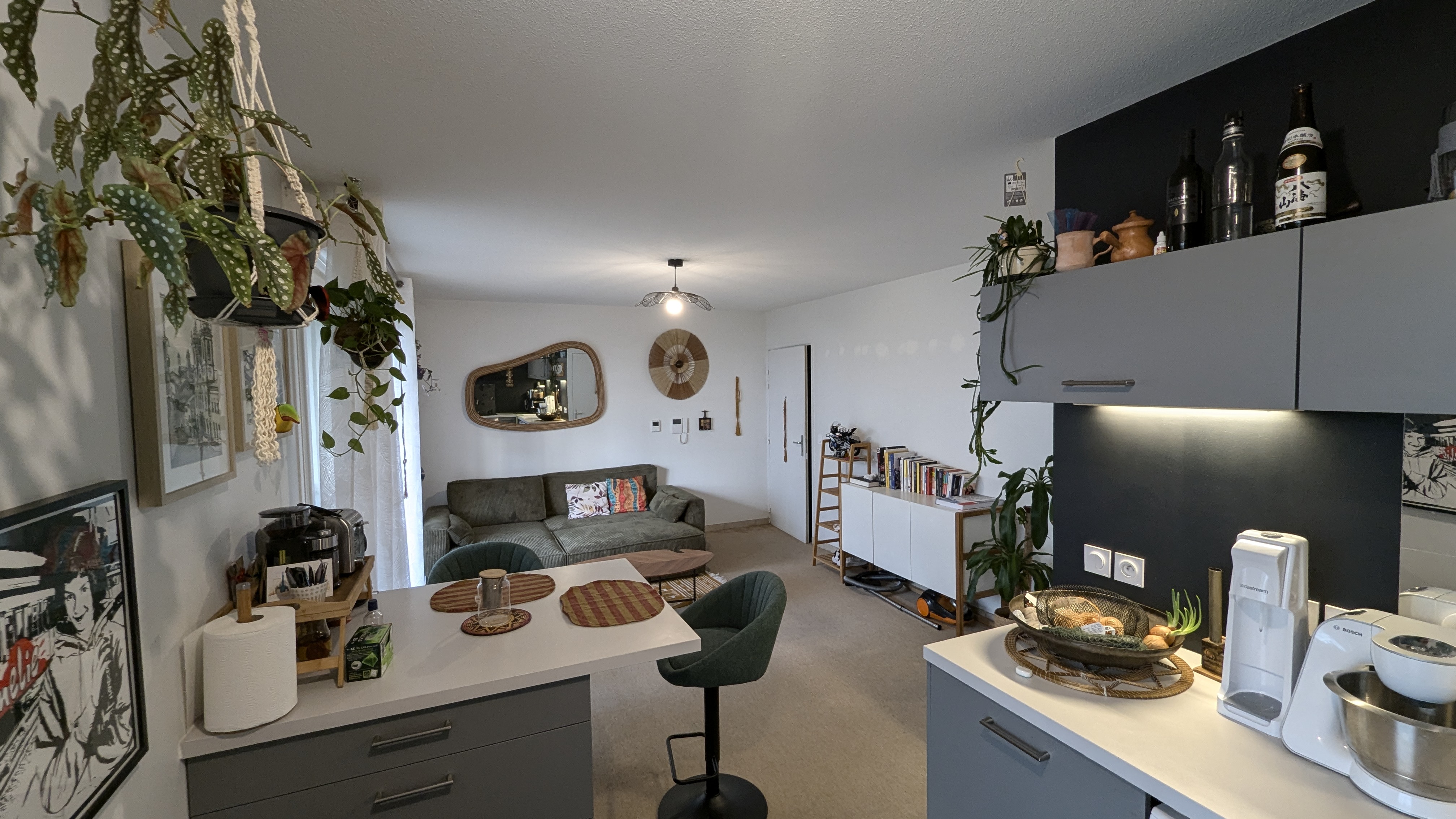 Modern T2 with balcony 2 min to Metro A - 44 m2