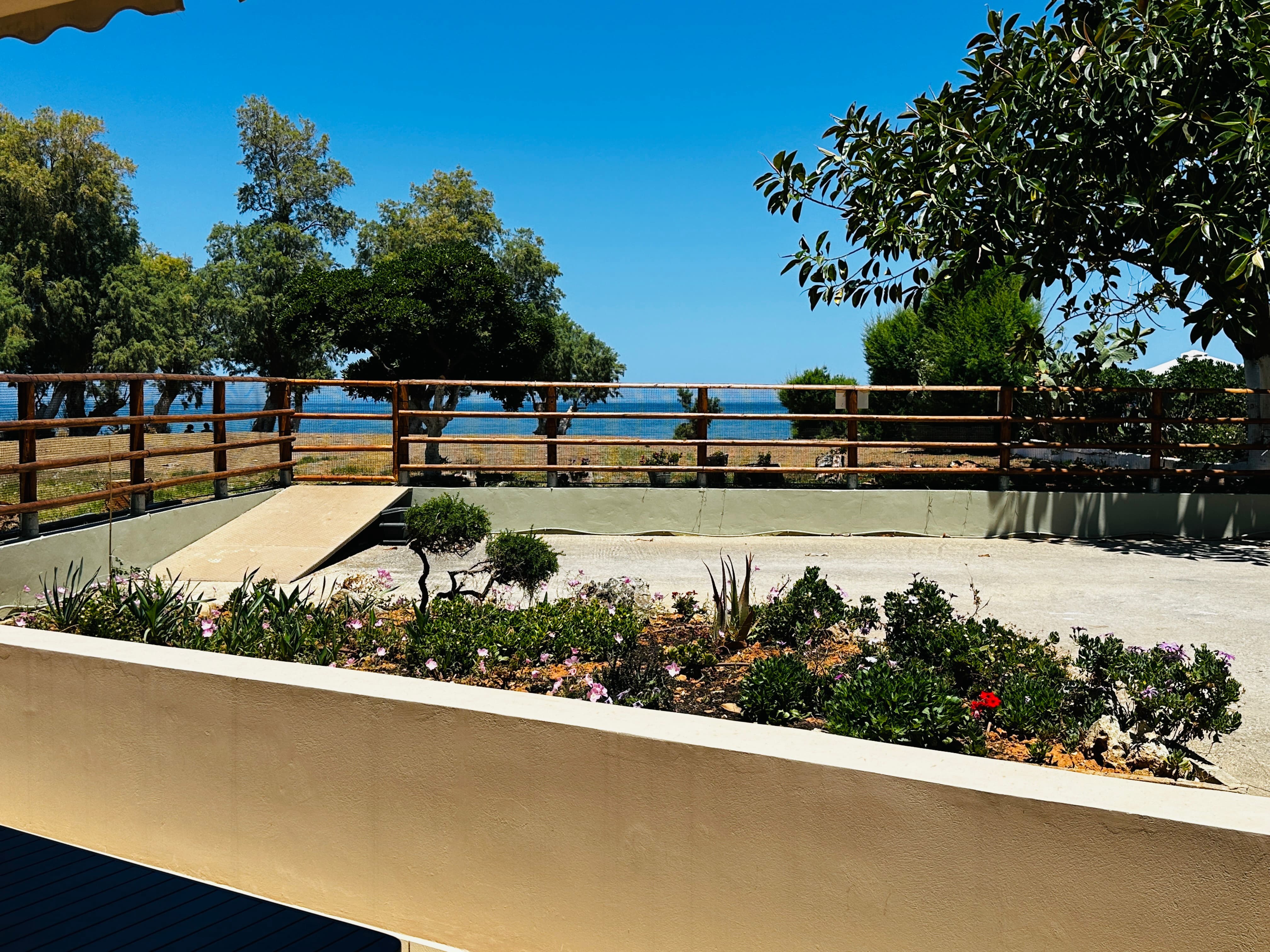 “Lifeguard”seafront luxury flat, 30meters from sea