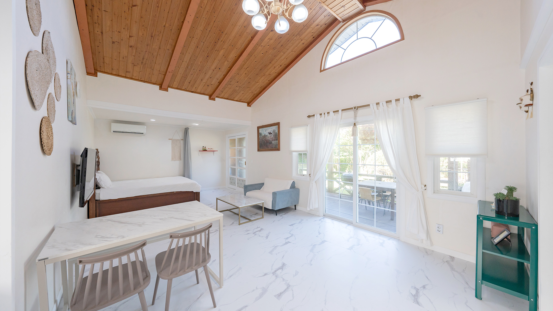 Facial white sand harbor, family room.