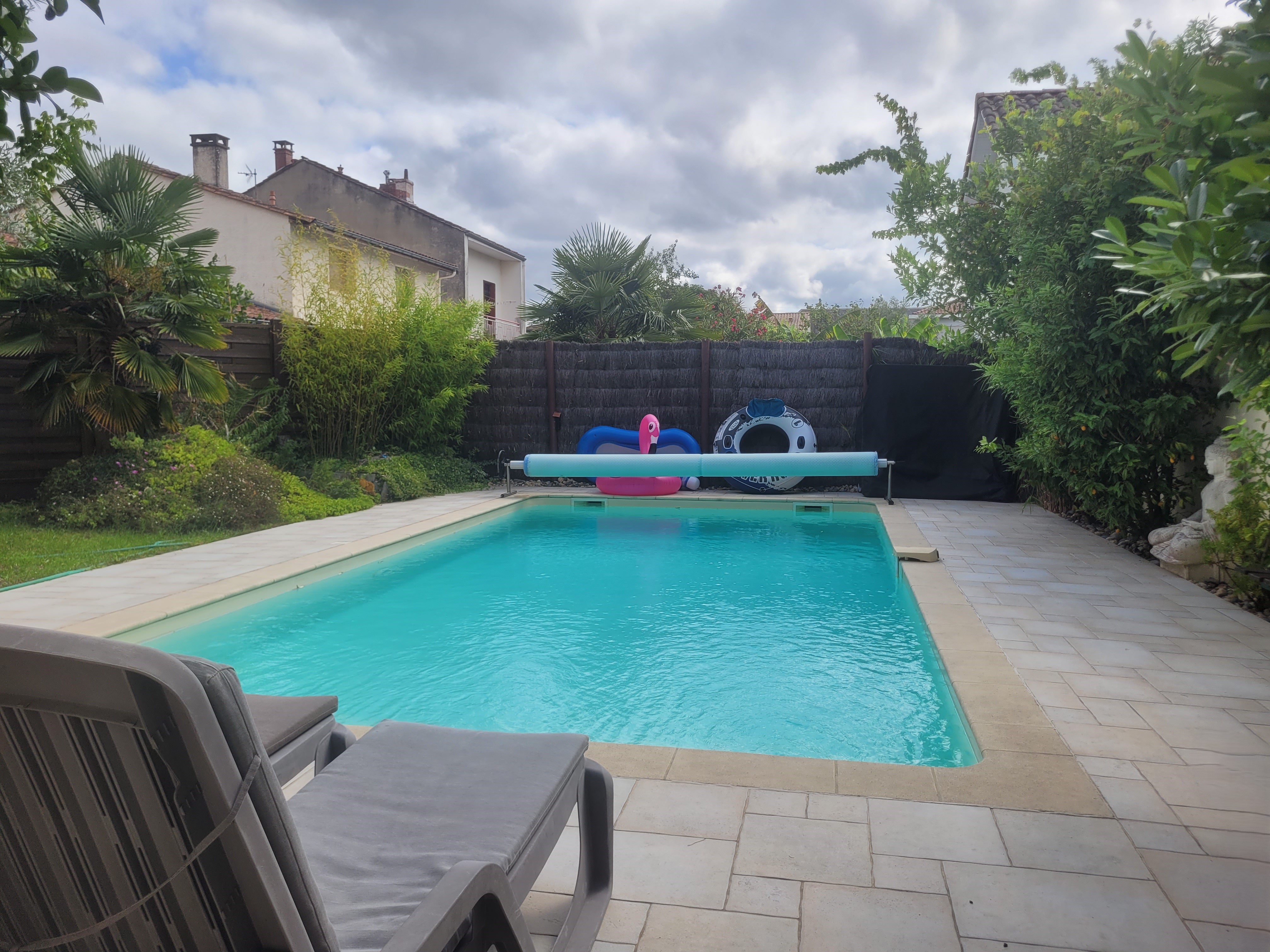 Chambre Direct pool pool room