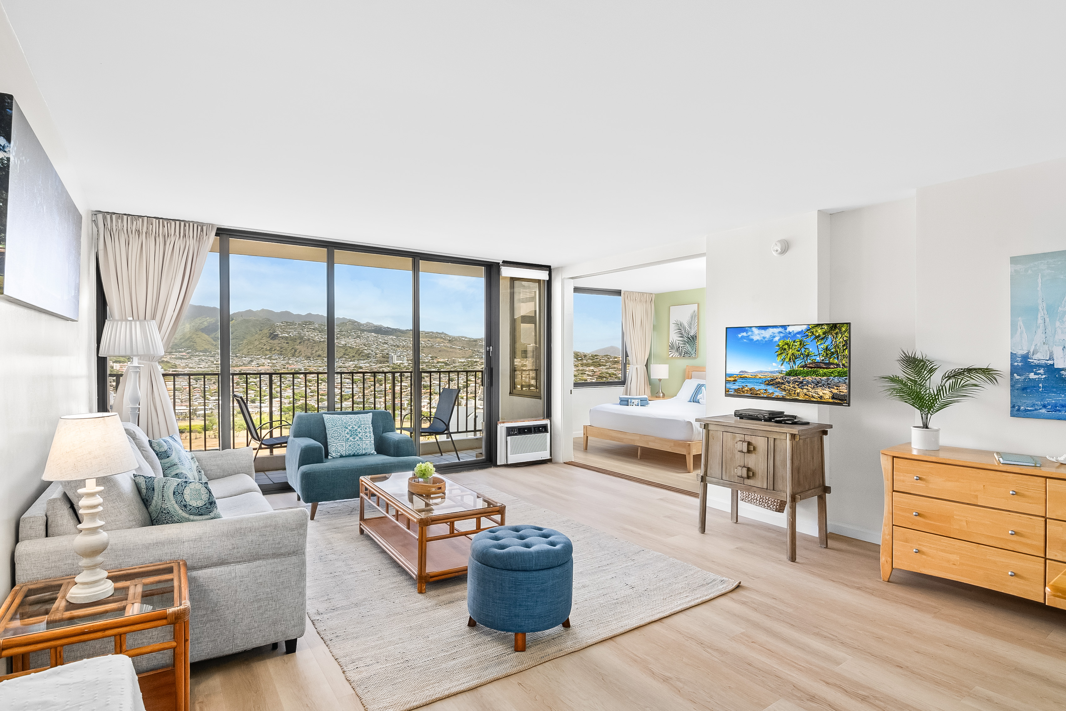 Elevated retreat w/ lanai & mountain views in Primary Urban Center, Hawaii