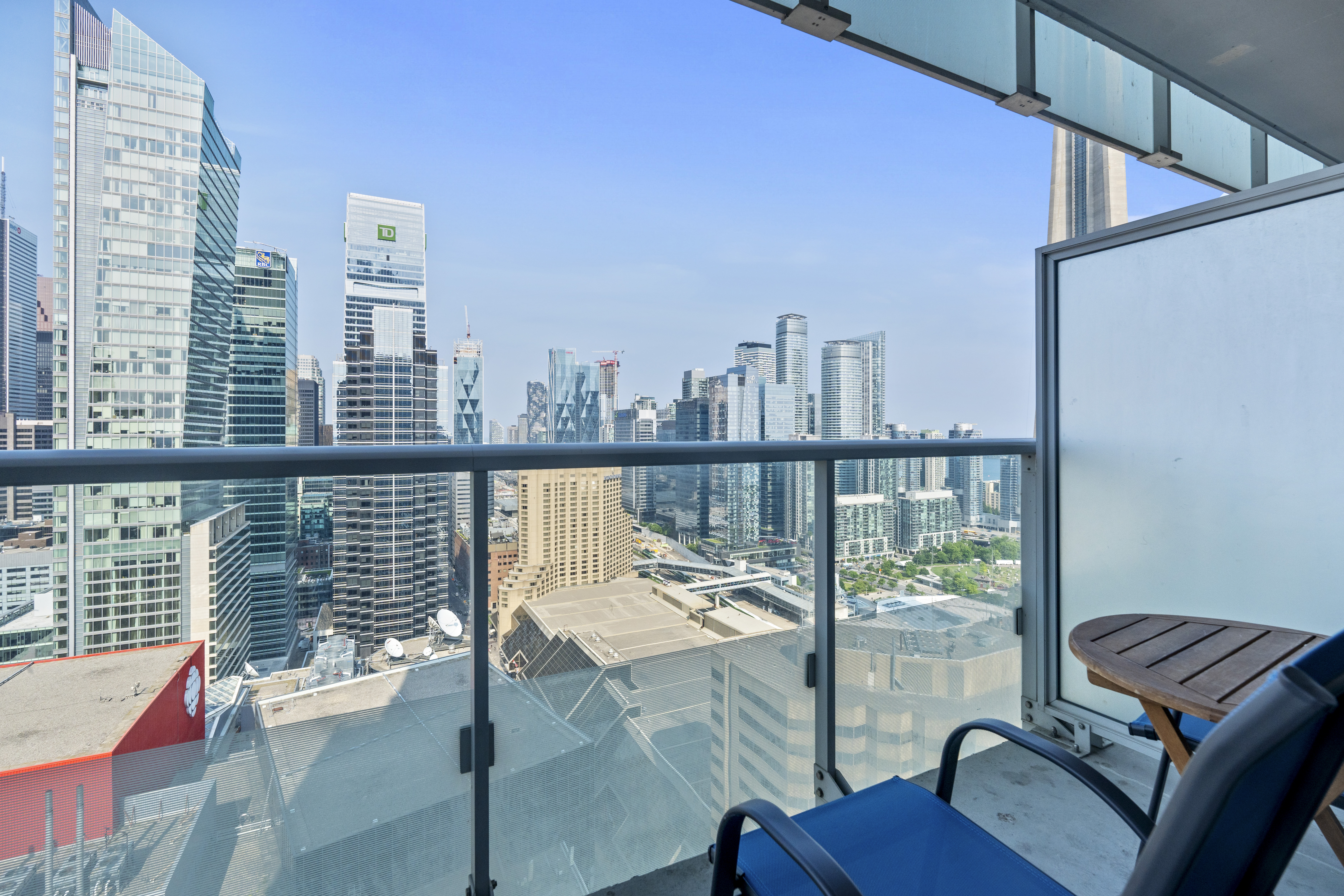 ⭐️KING Bed Luxury Condo - CN Tower View + Parking⭐️