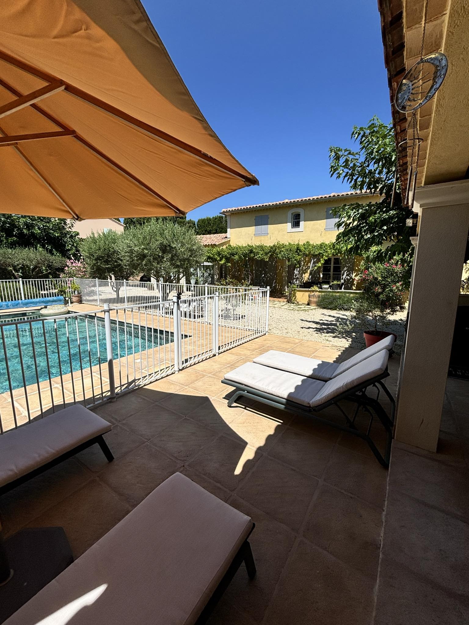 Quiet villa with pool