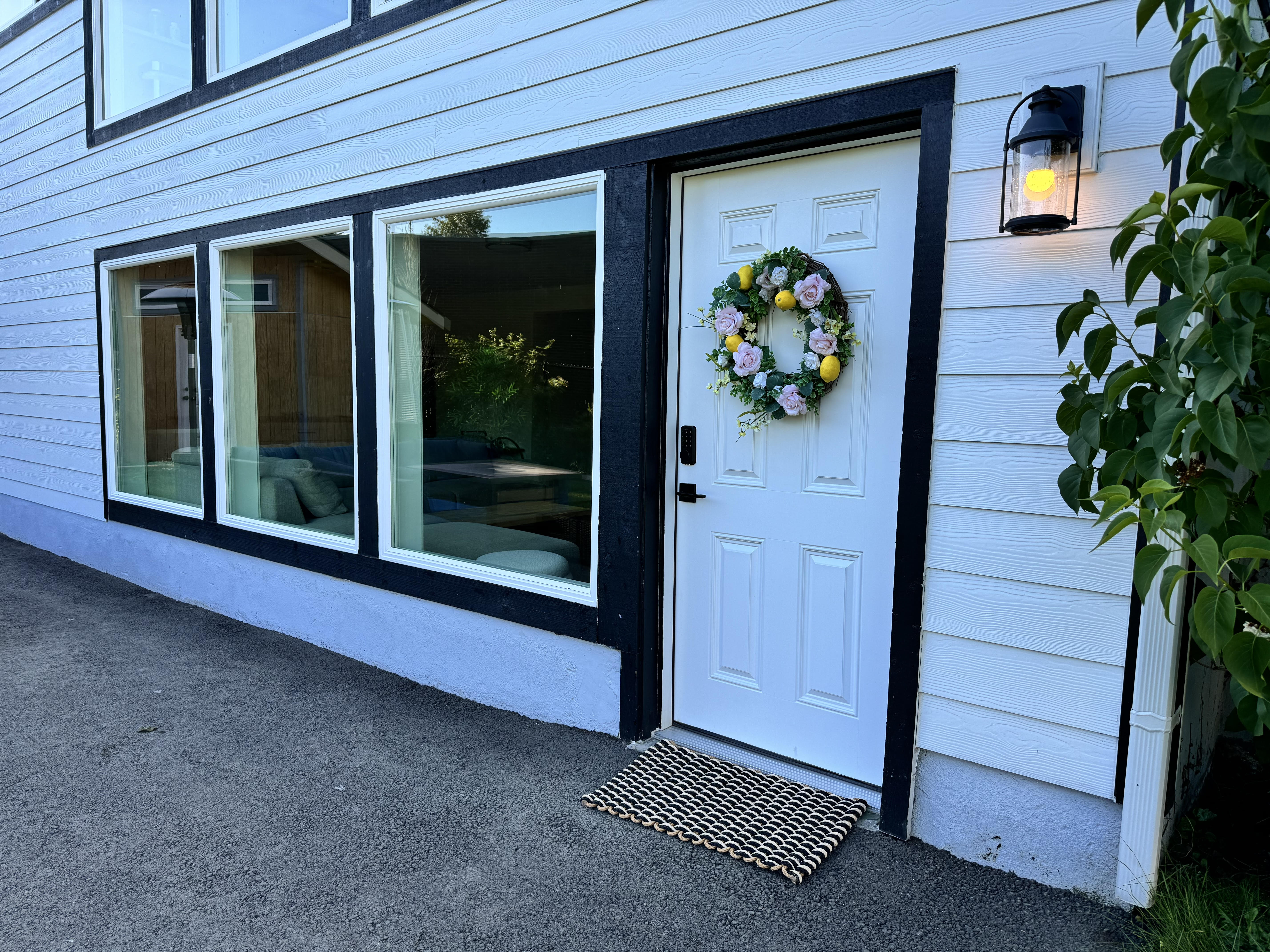 Convenient modern 2br home, 5 mins from airport.