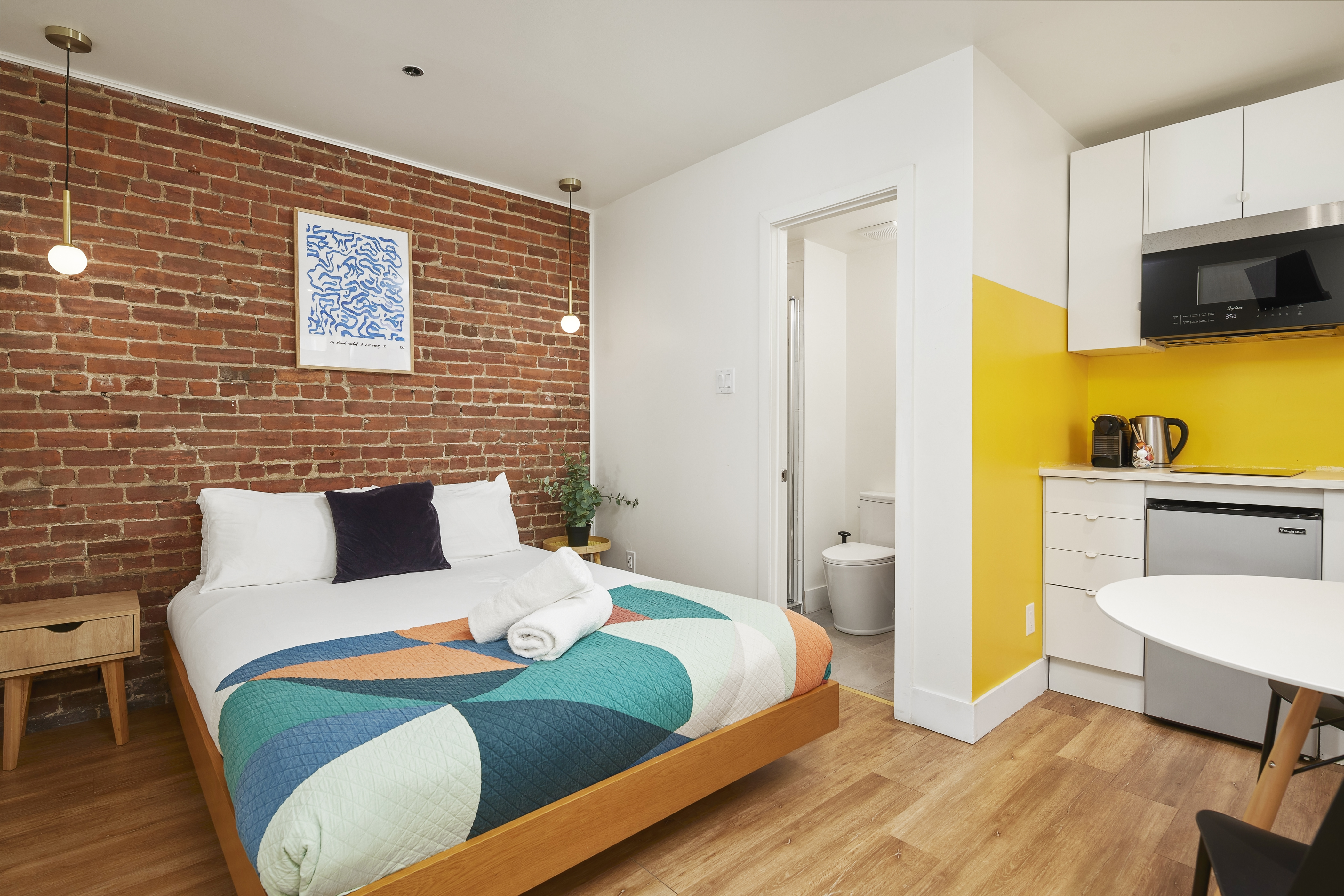 BRICK ROOM INN IN THE HEART OF MONTREAL'S SCENE