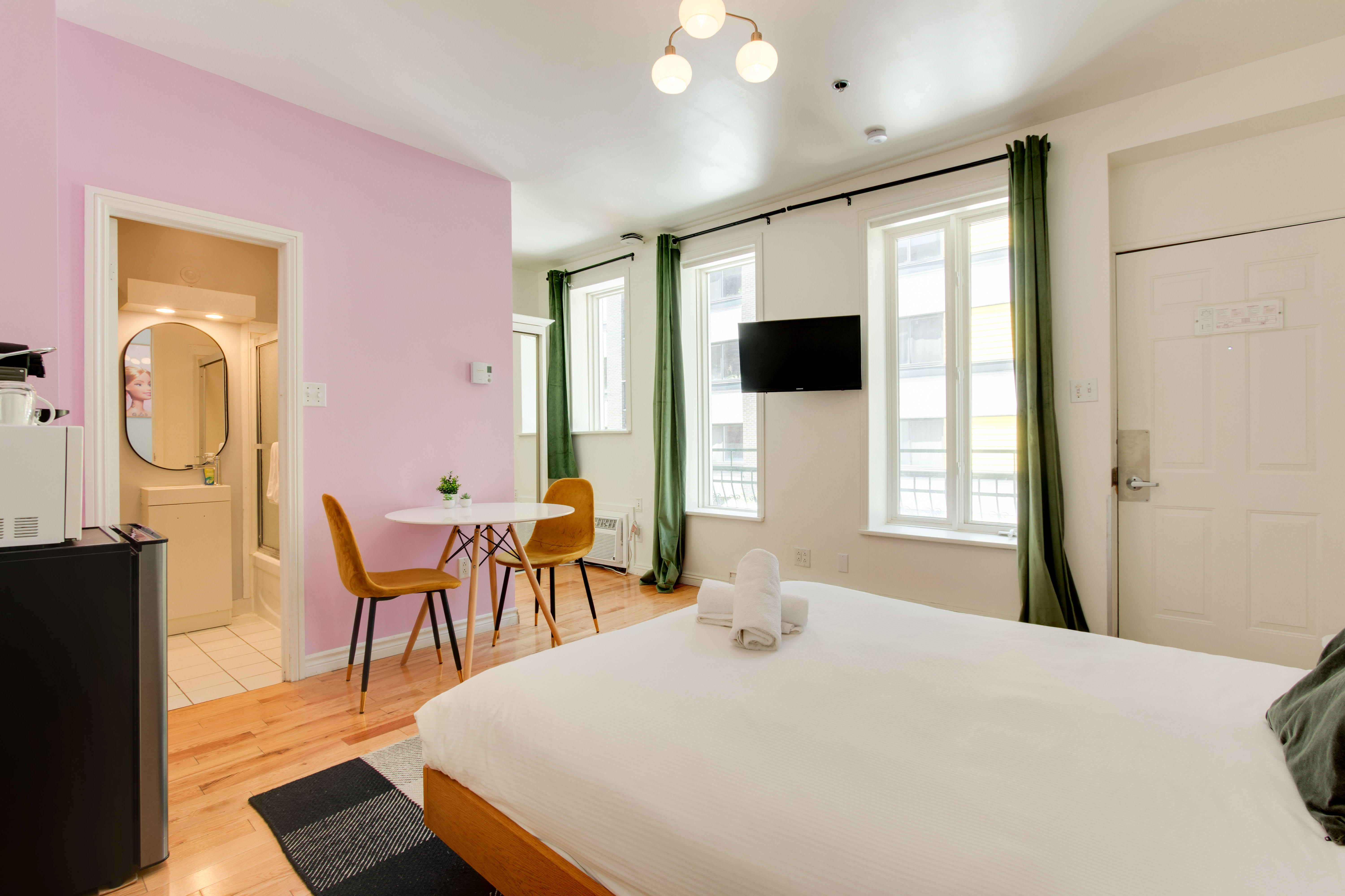 CONTEMPORARY ROOM IN THE HEART OF MONTREAL'S SCENE