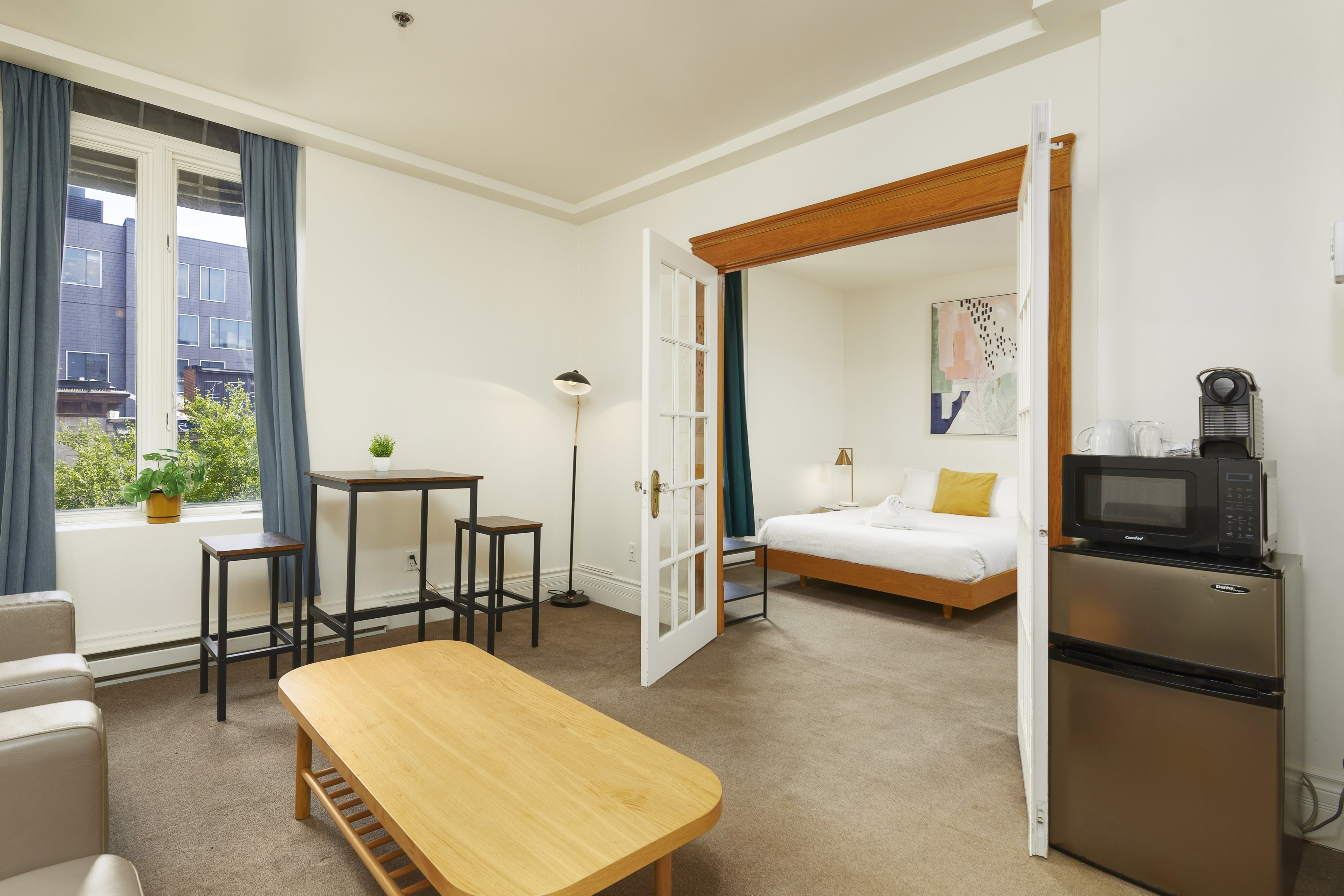Queen Room w/Bath in the Heart of Montreal' Scene