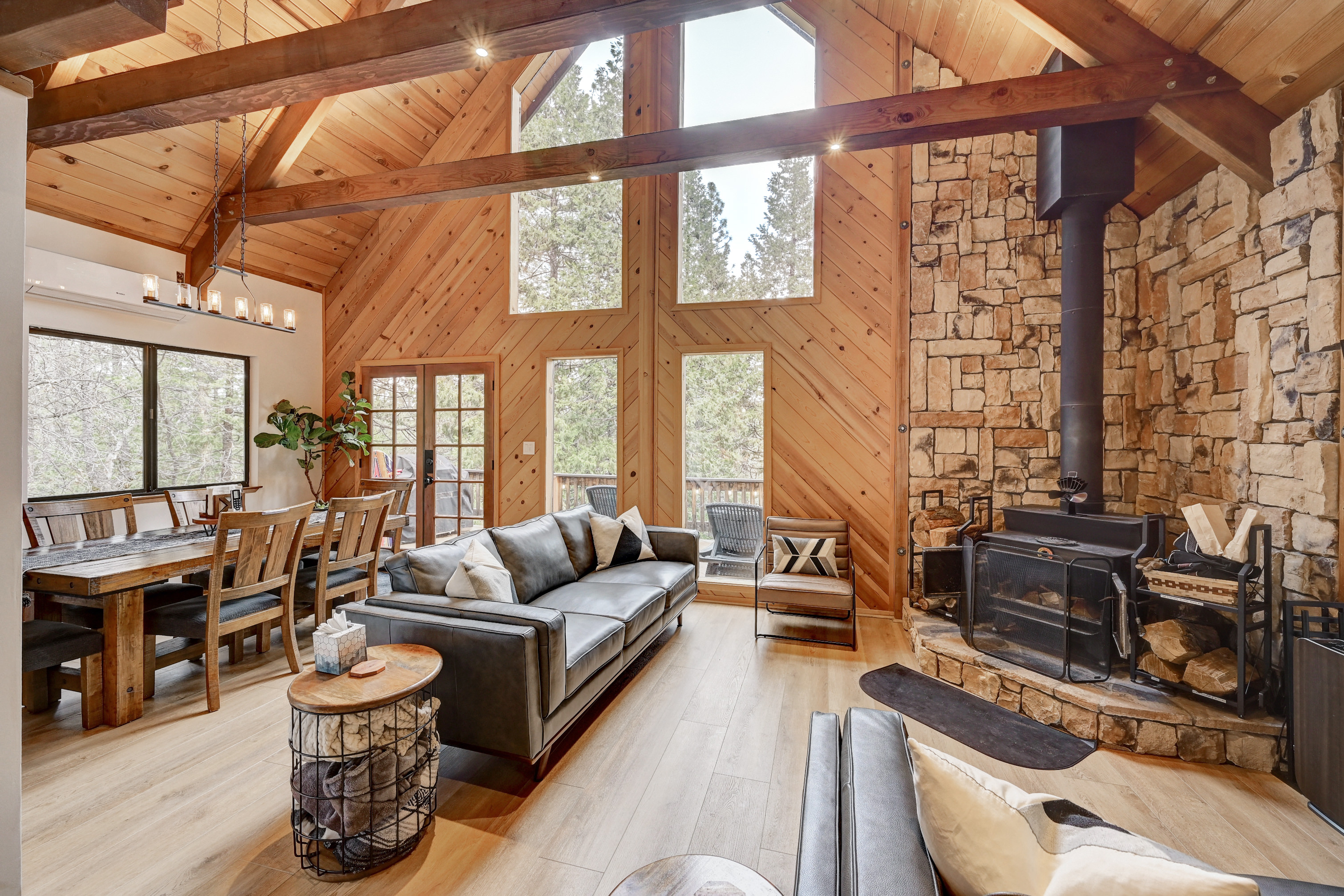 The Arnold Chalet: AC + Fire Pit