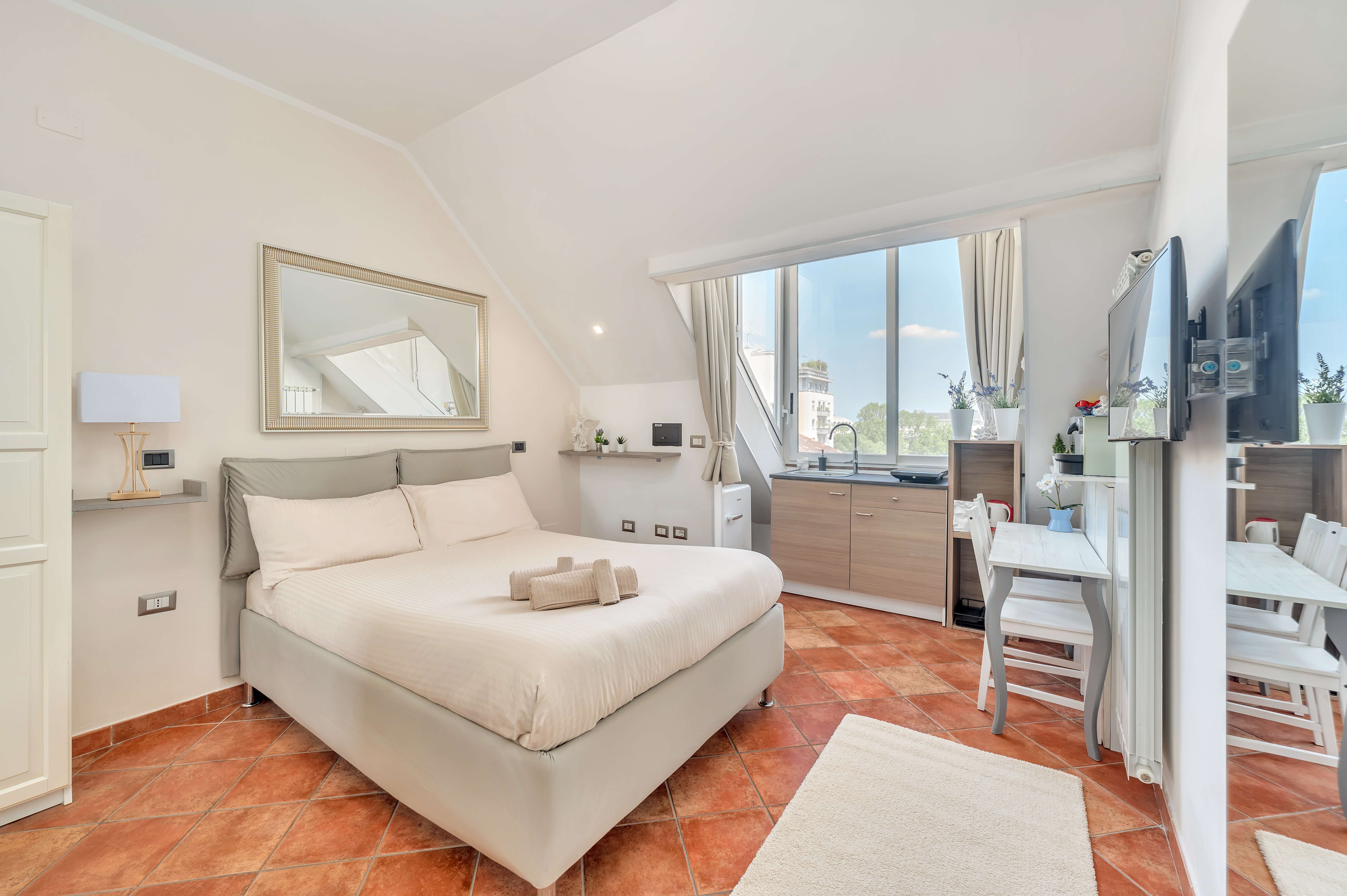 SILENCE-LUX APARTMENT 100 mt from Central Station