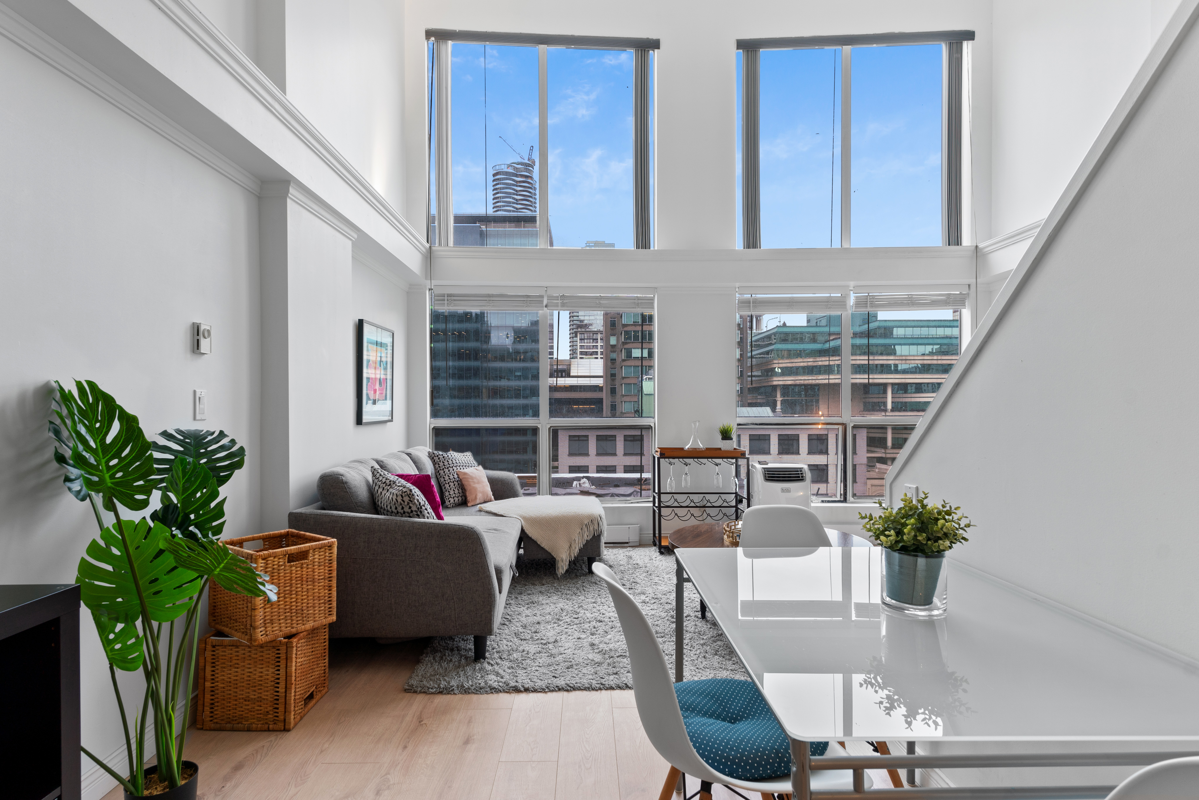 Beautiful, Bright & Spacious 1 Bed Loft DT Van
