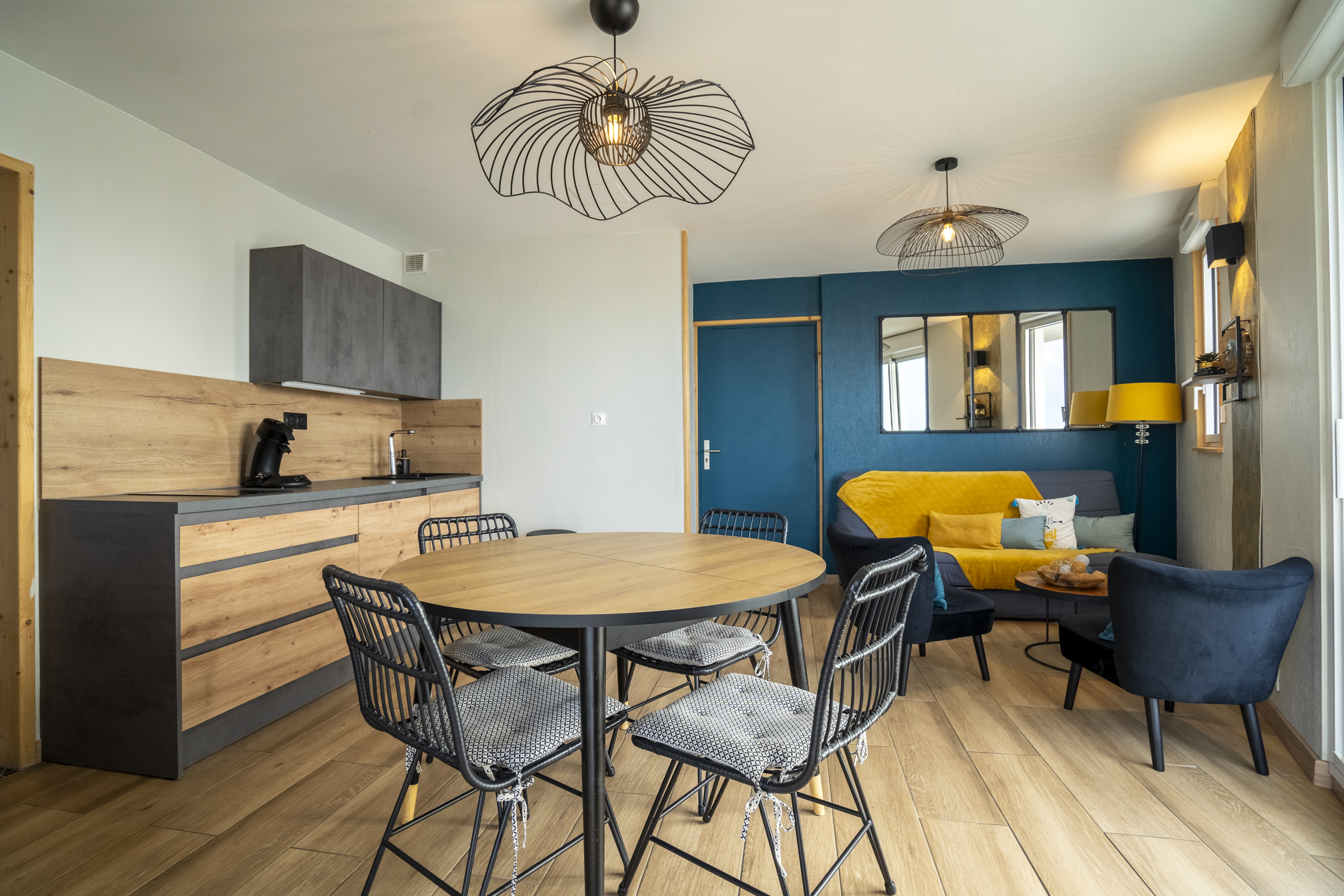 APARTMENT WITH FEET IN THE WATER