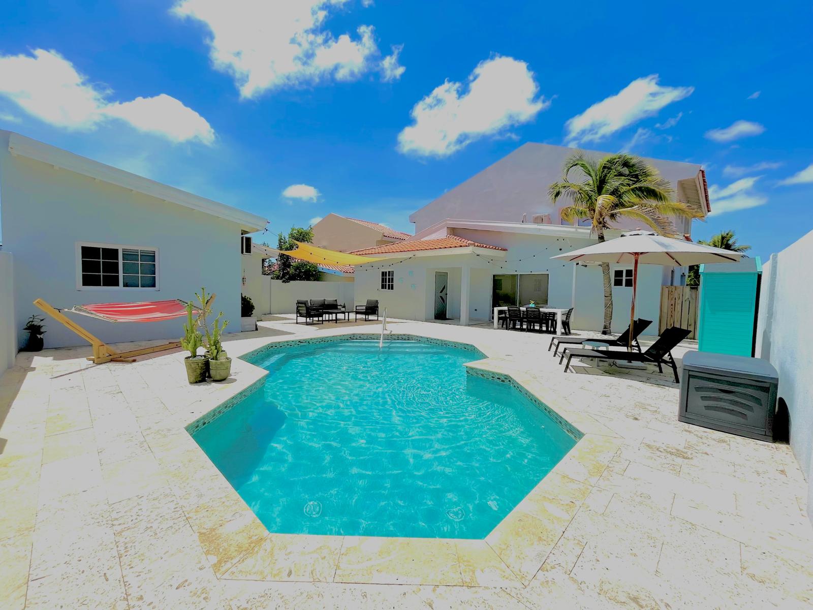 Dream Modern King Apt W/ Private Pool & King Bed