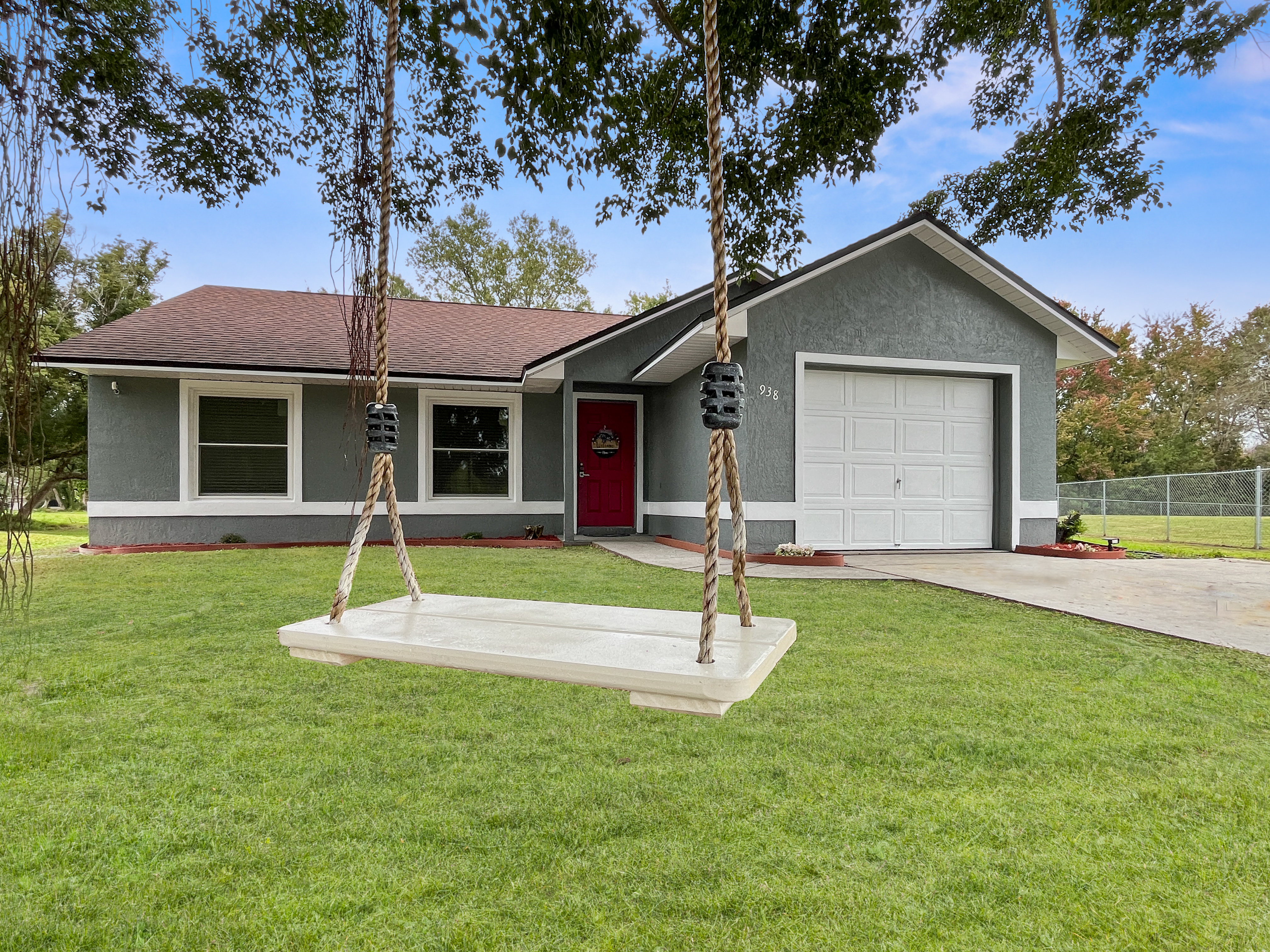 Cozy 3 Bedroom Home Near Lake and Theme Parks