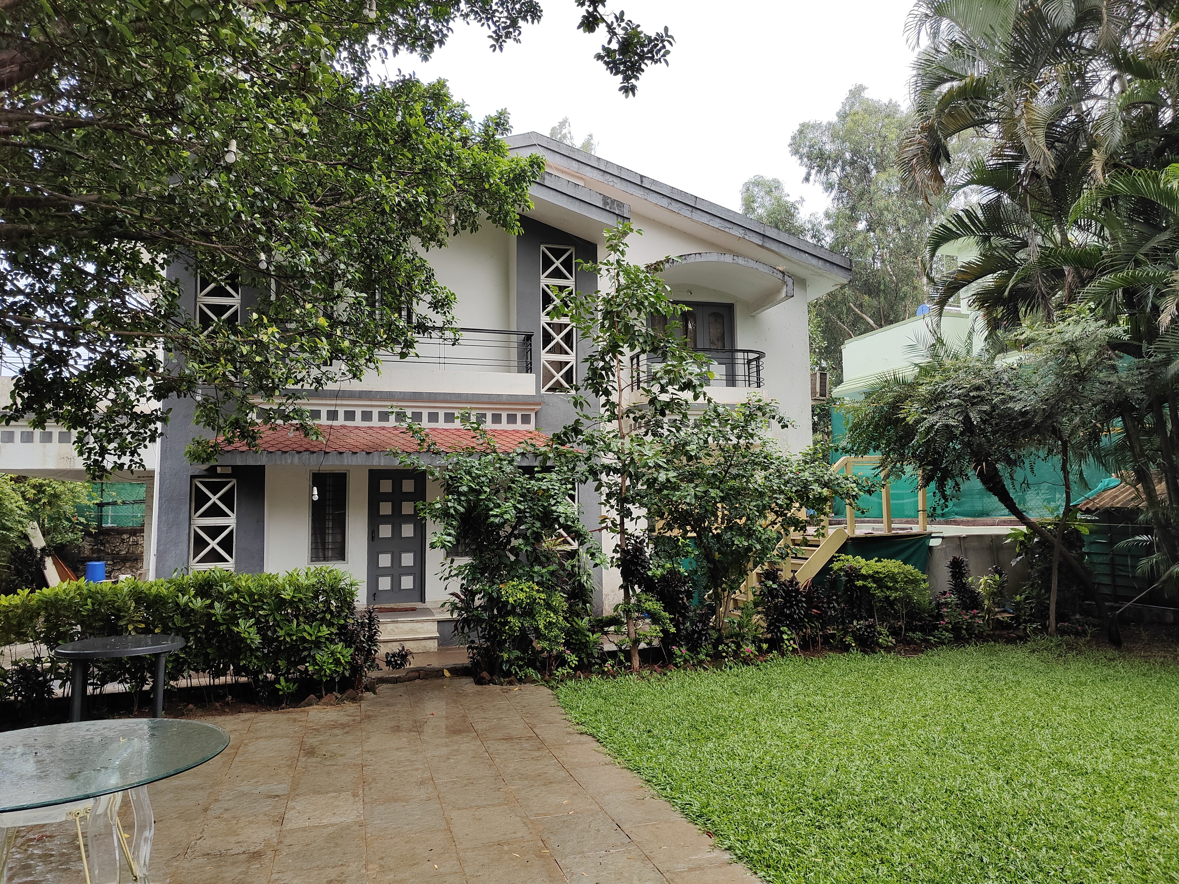 Cheers ful 6 bhk bungalow