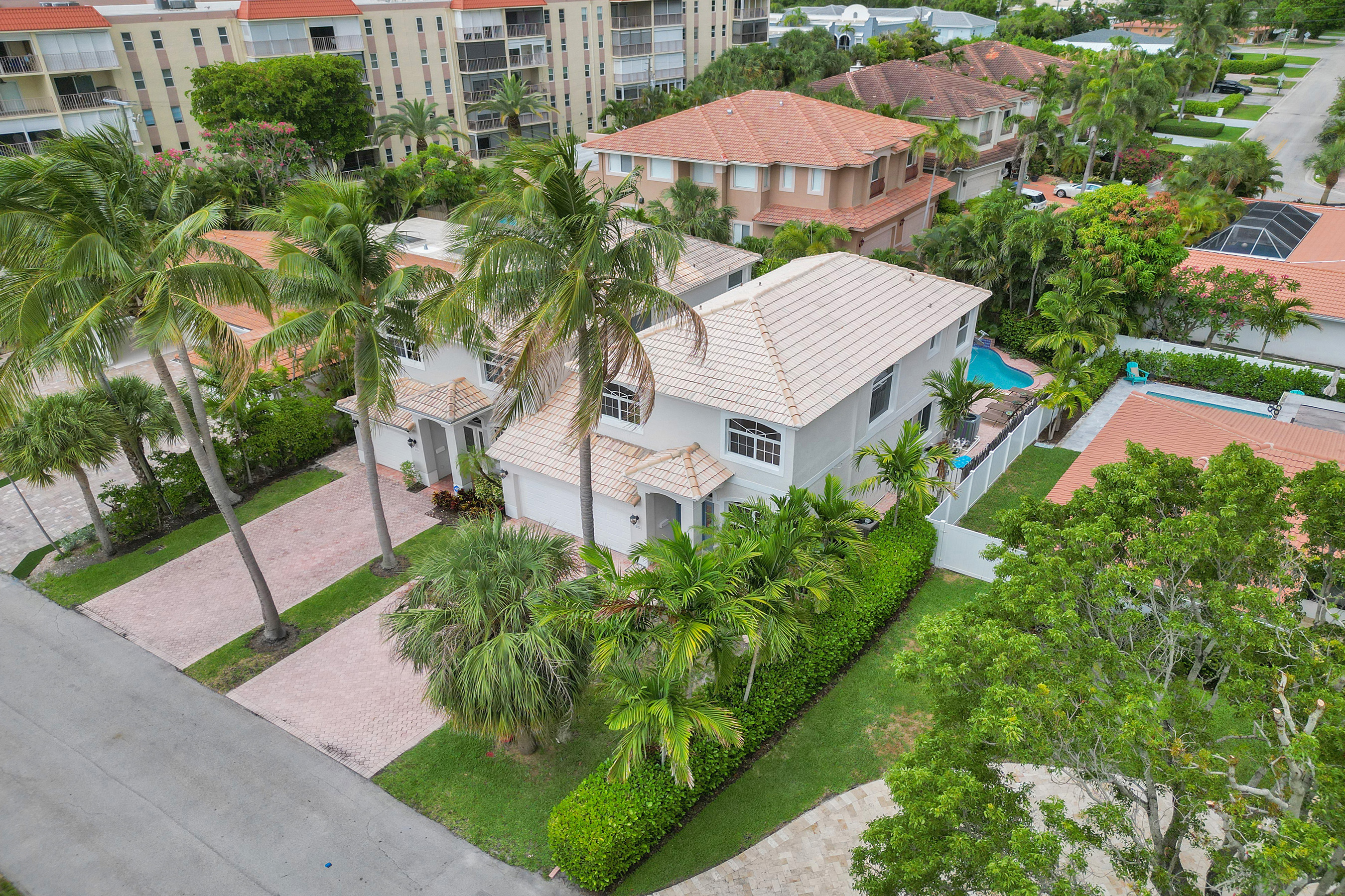 Holy Location! Very Peaceful Pool 5 min Walk Beach in Lauderdale By The Sea, Broward County