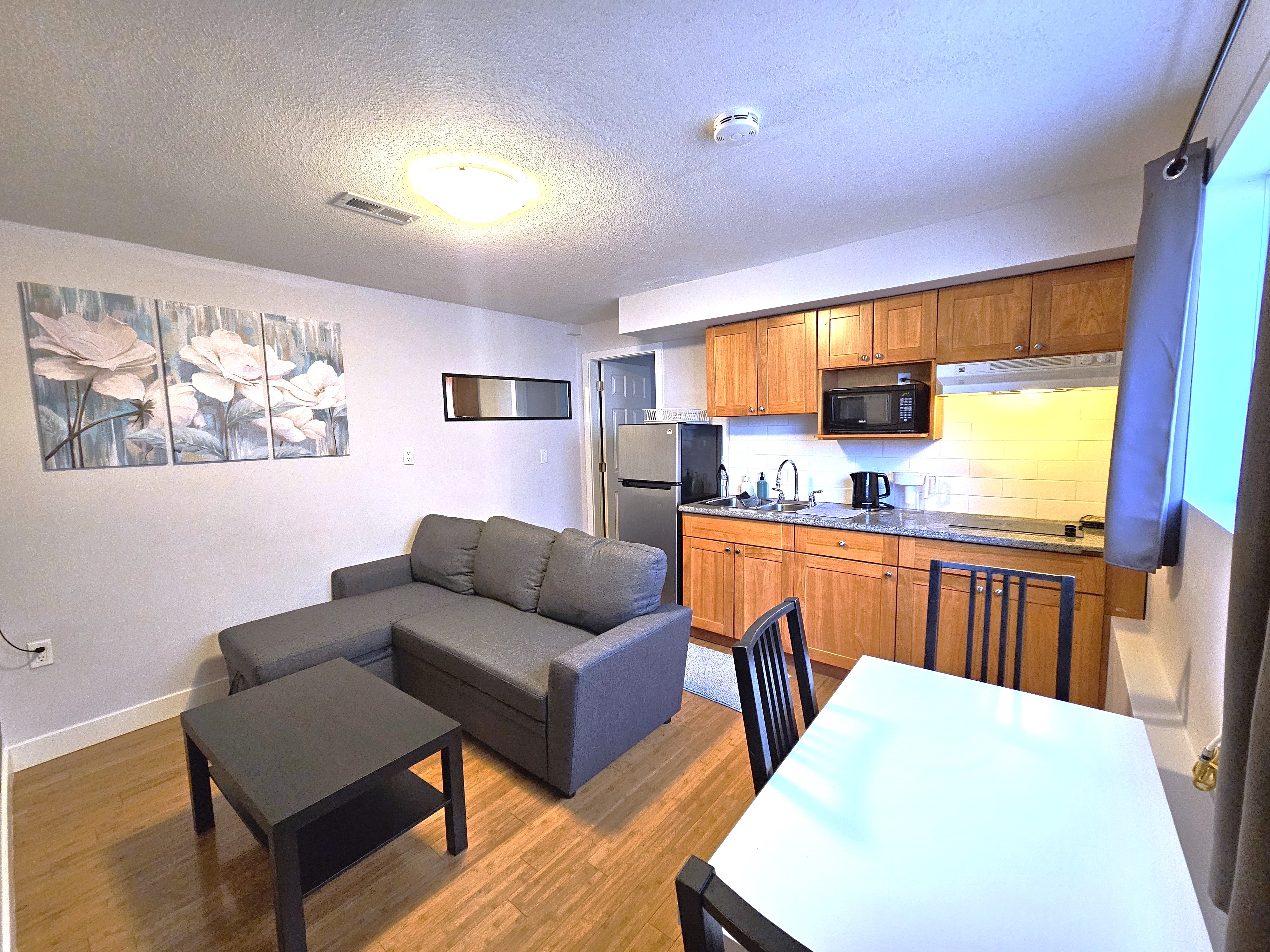 Cozy Home Near Skytrain & Bus - Close to Downtown