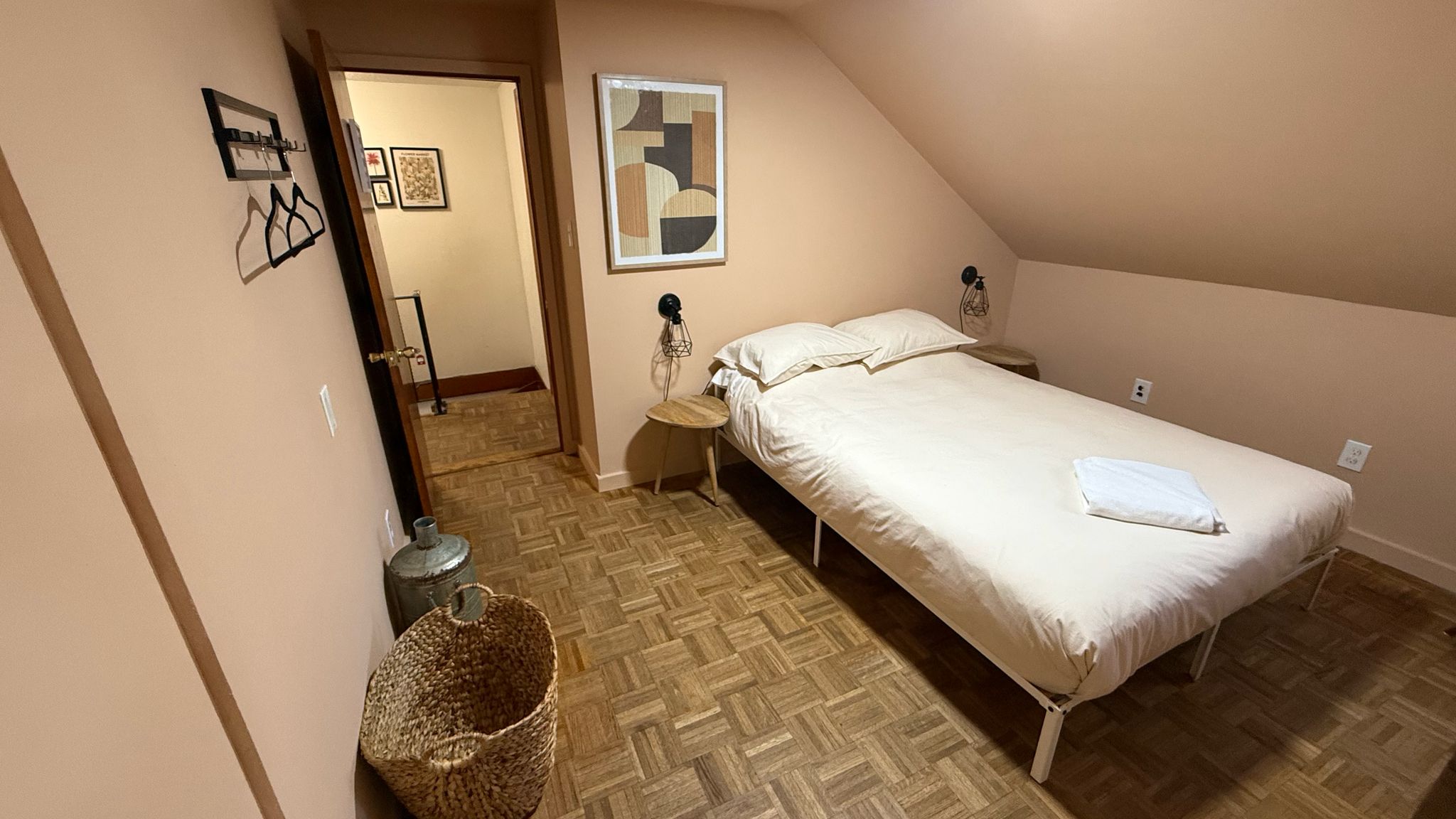 Room walking to Airport & Subway & Stores