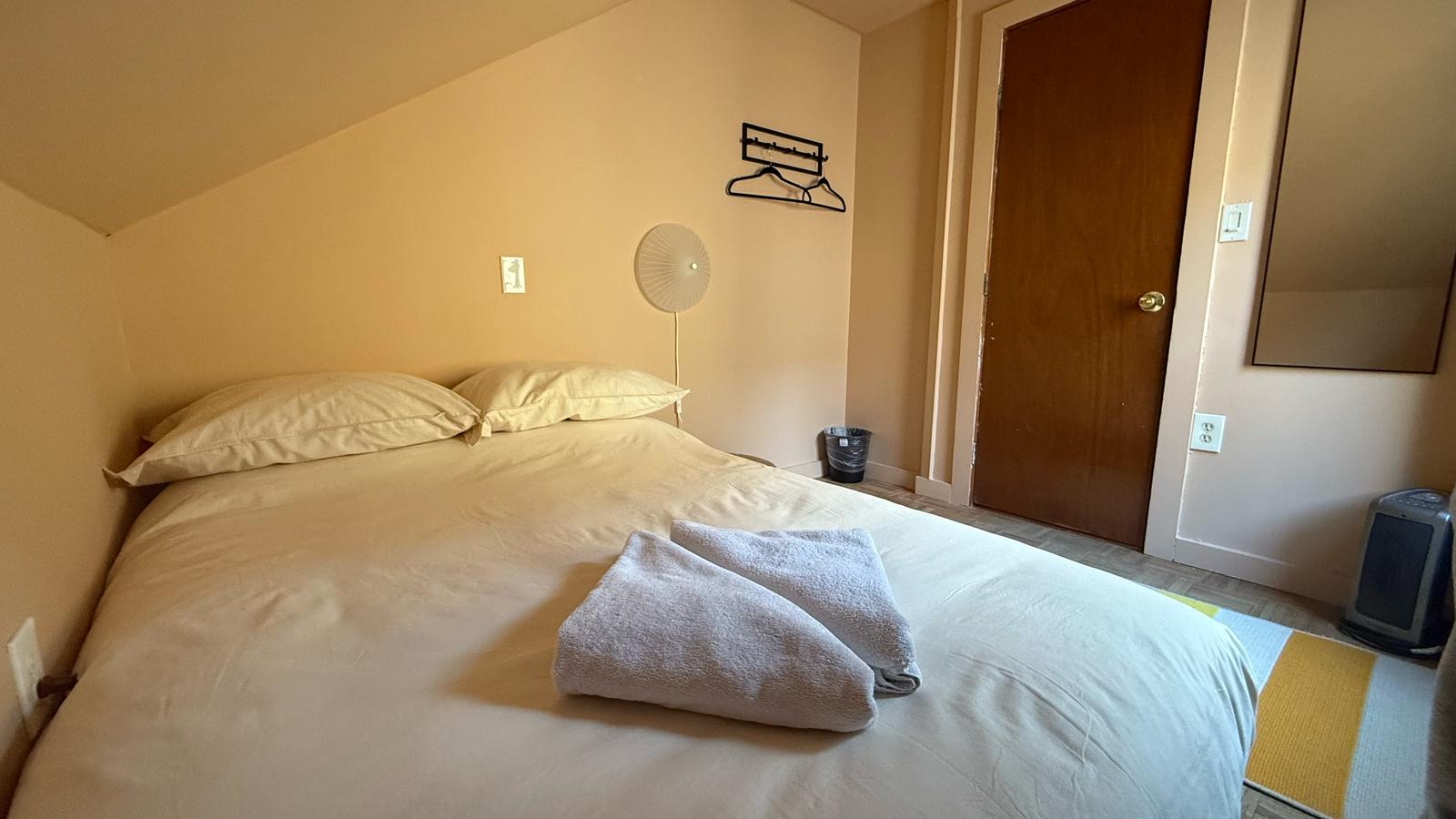Small Cozy Room walk to Subway Airport