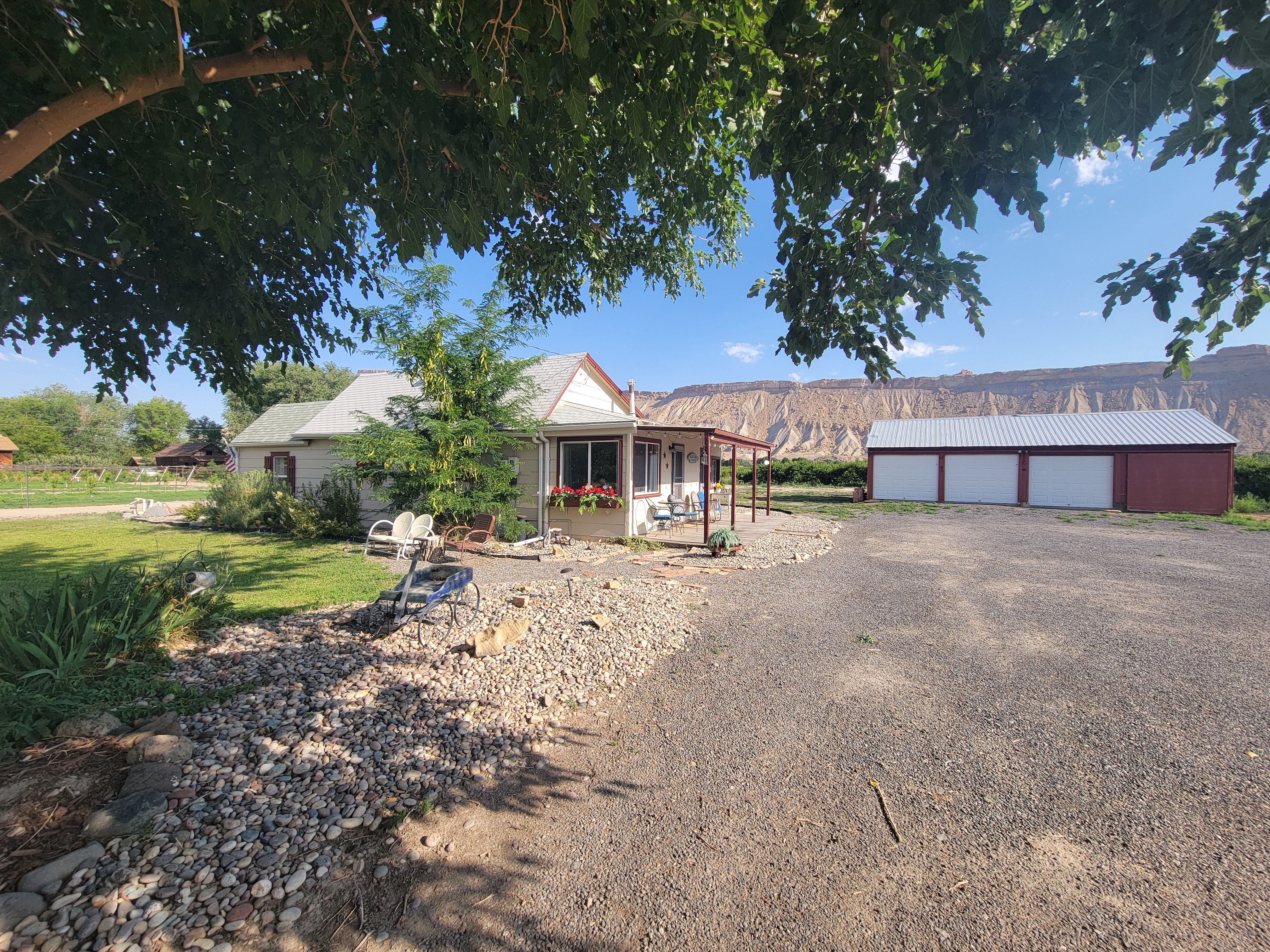 Quaint  Farmhouse on Palisade Peach Orchard