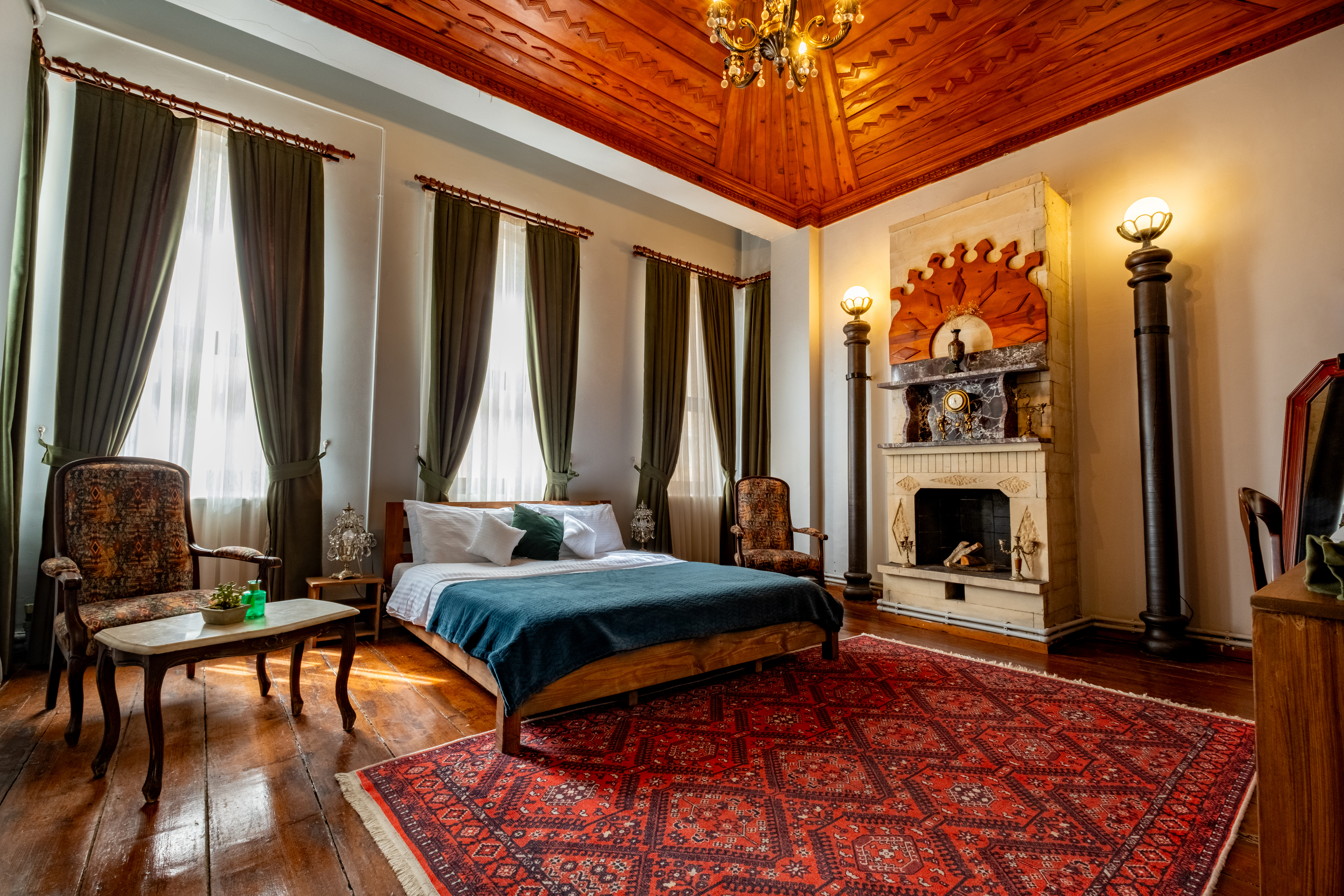 105. High Ceiling Ottoman Style Room 1. floor