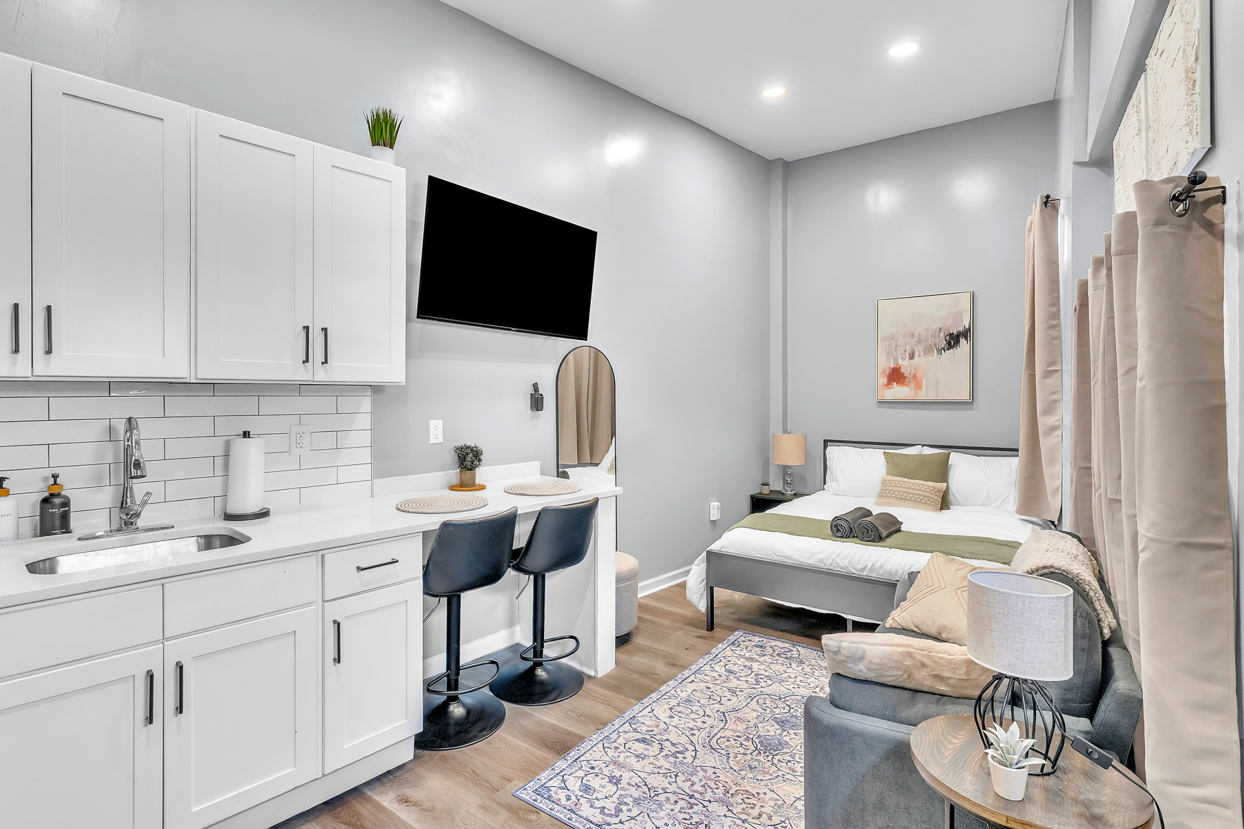 NEW! Cozy modern studio in Newark! 15 min to EWR~! in Central, Newark