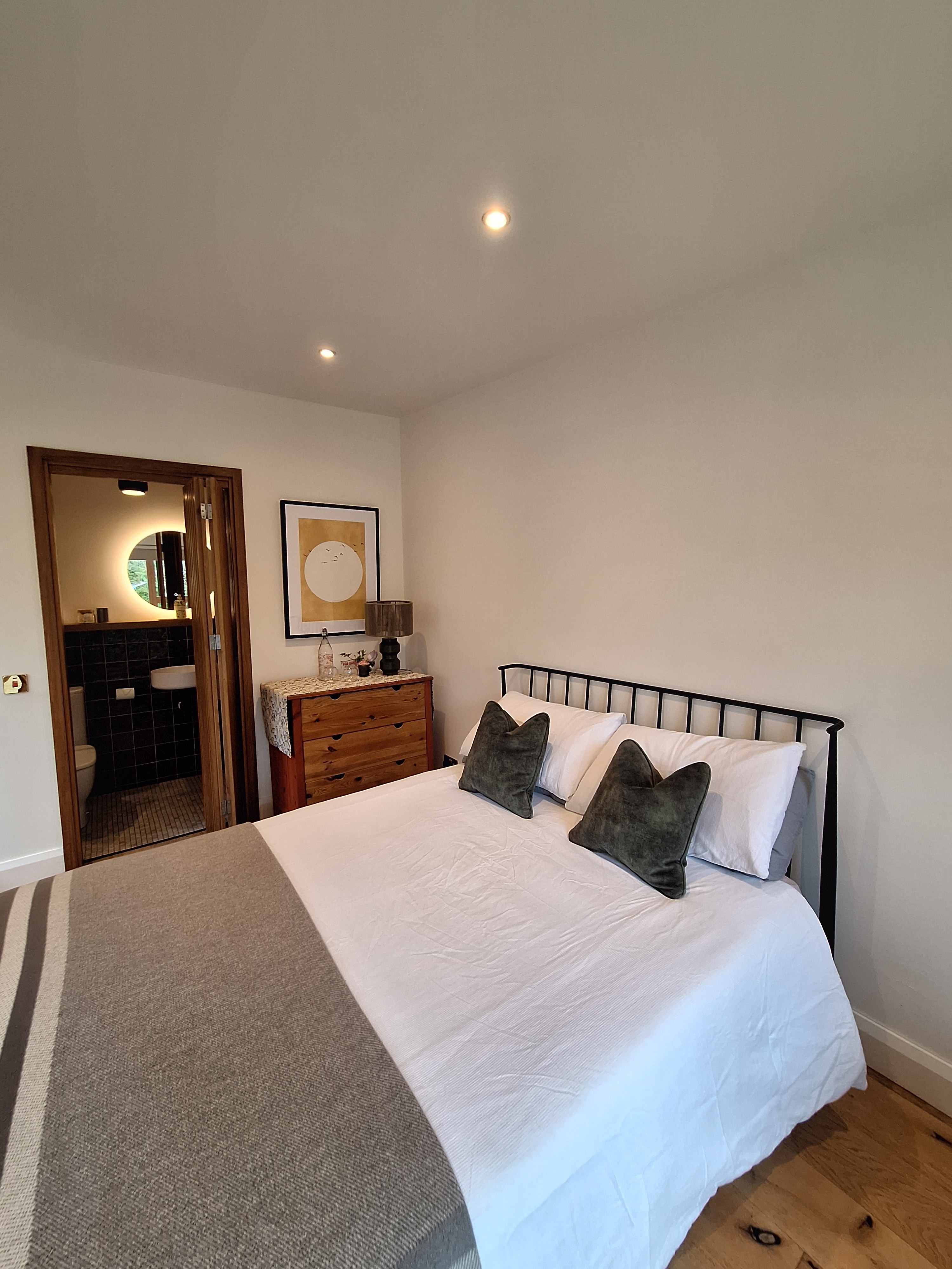 Modern 1 bedroom guest house with free parking