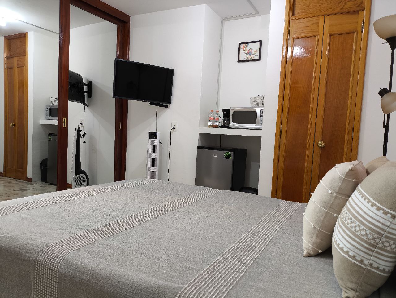 Smart Room 2. w/own bath, hot water 24/7 & lndry