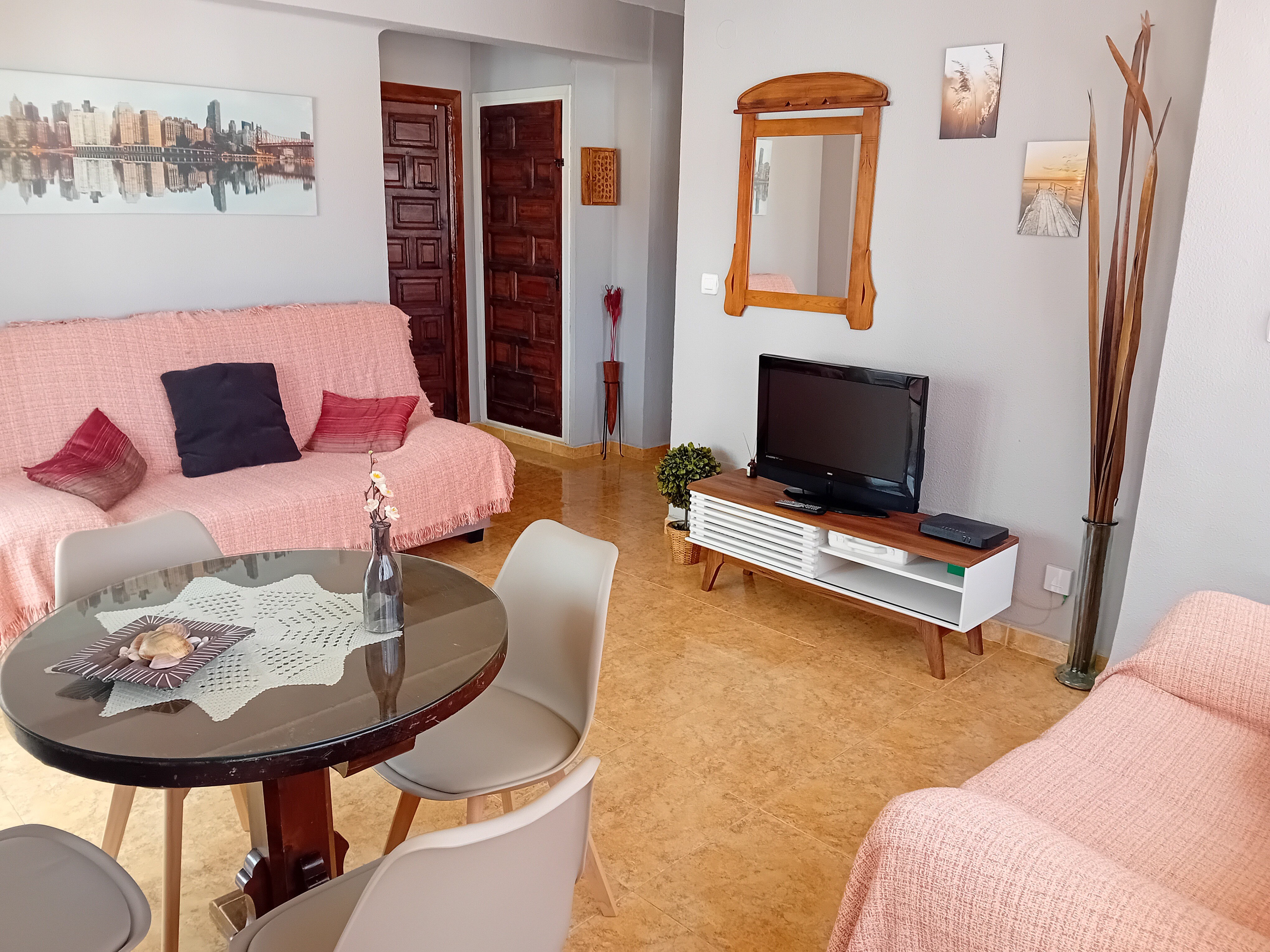 Apartment with swimming pool and independent kitchen.