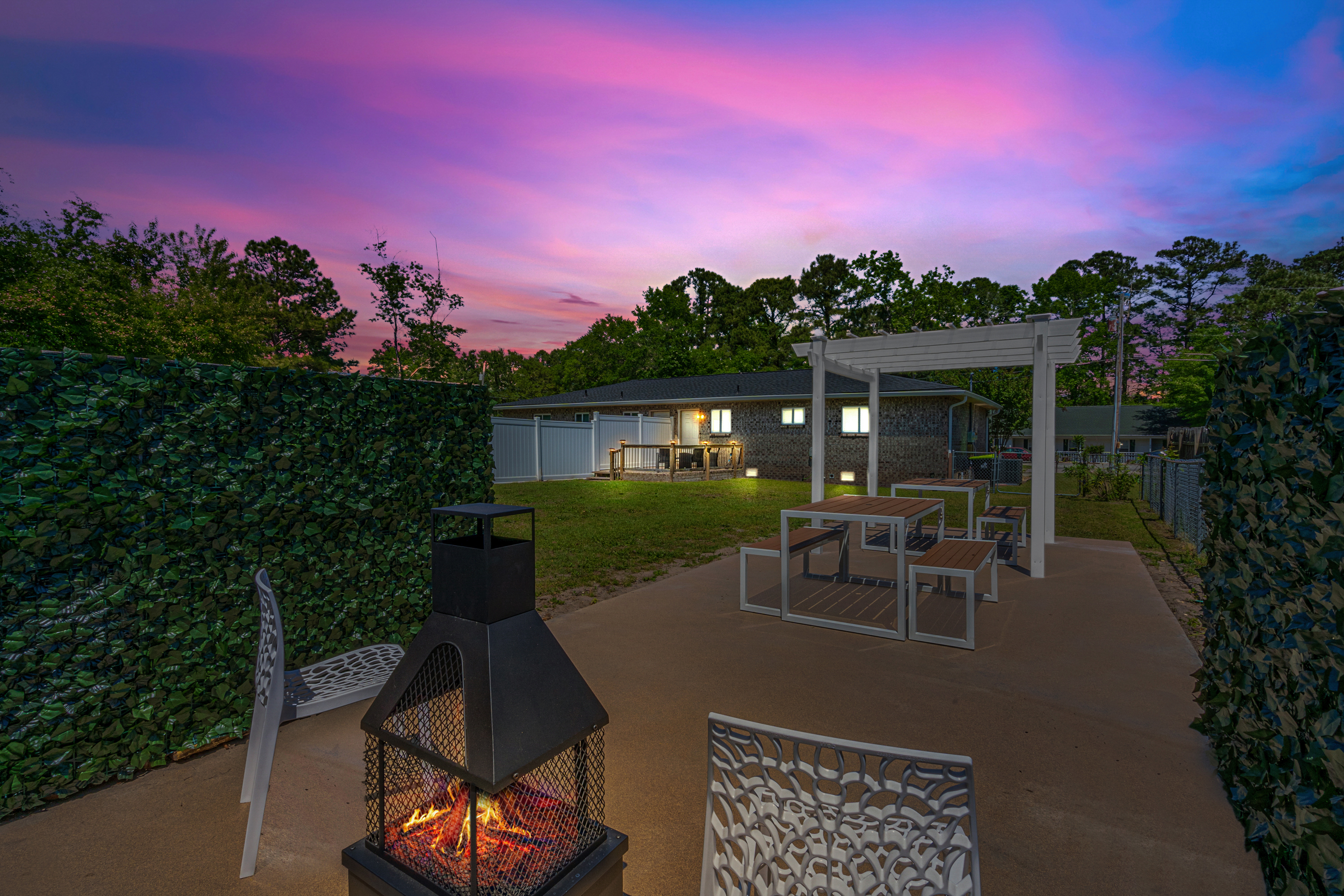 Backyard oasis, dog friendly vacation home