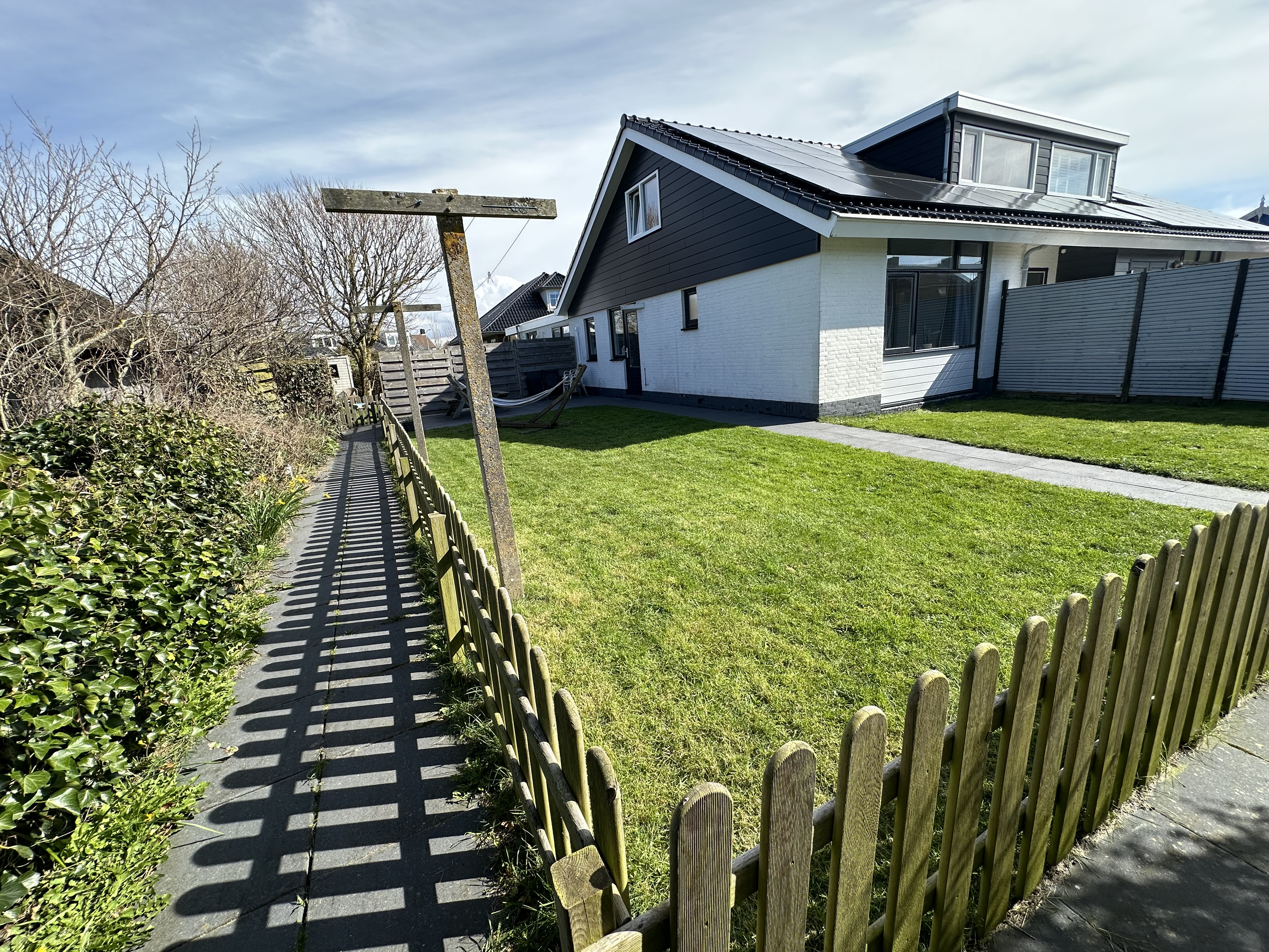 Perfectly located 2 bedroom holiday home + garden
