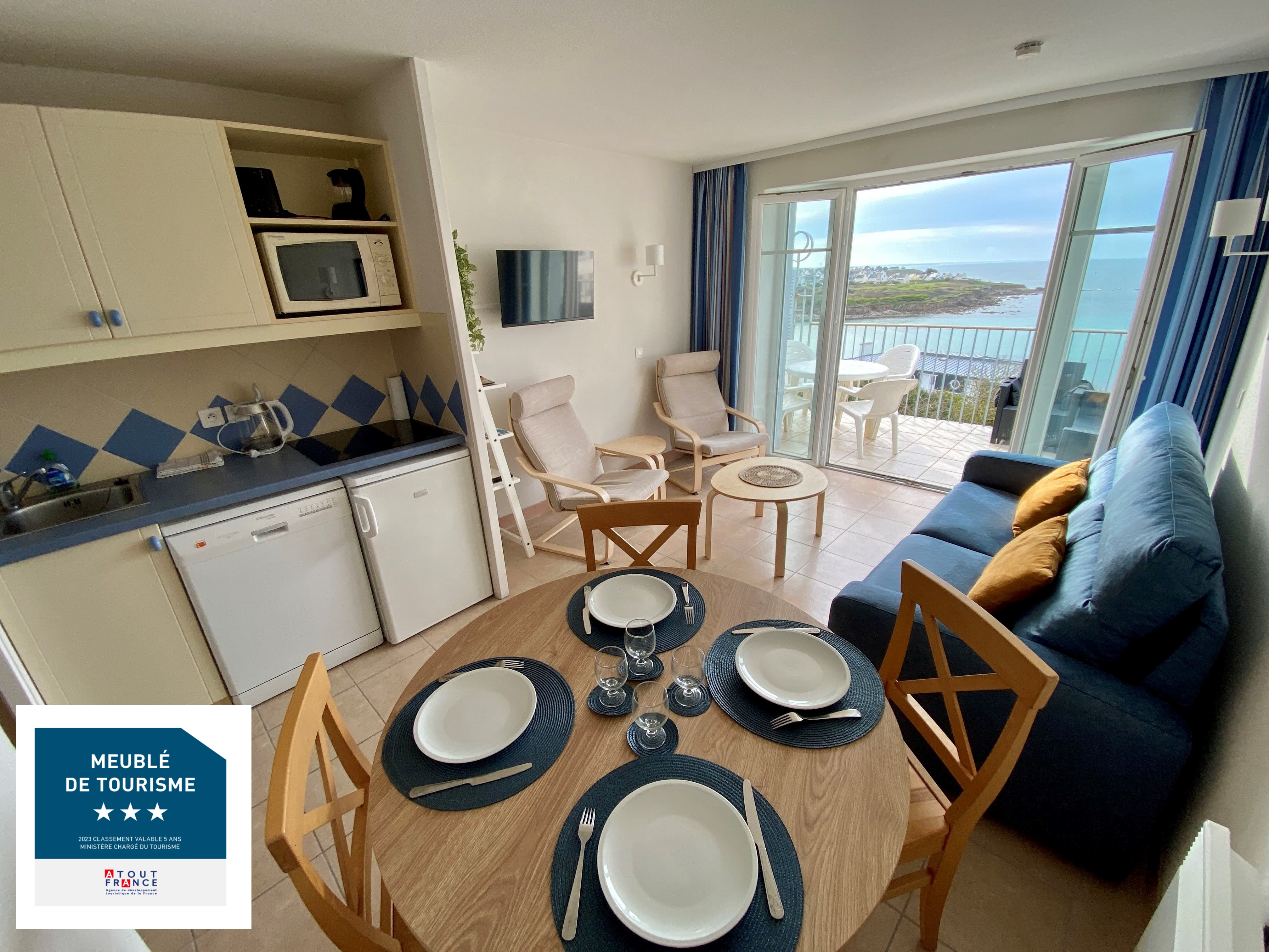 Beautiful apartment with sea view and heated pool