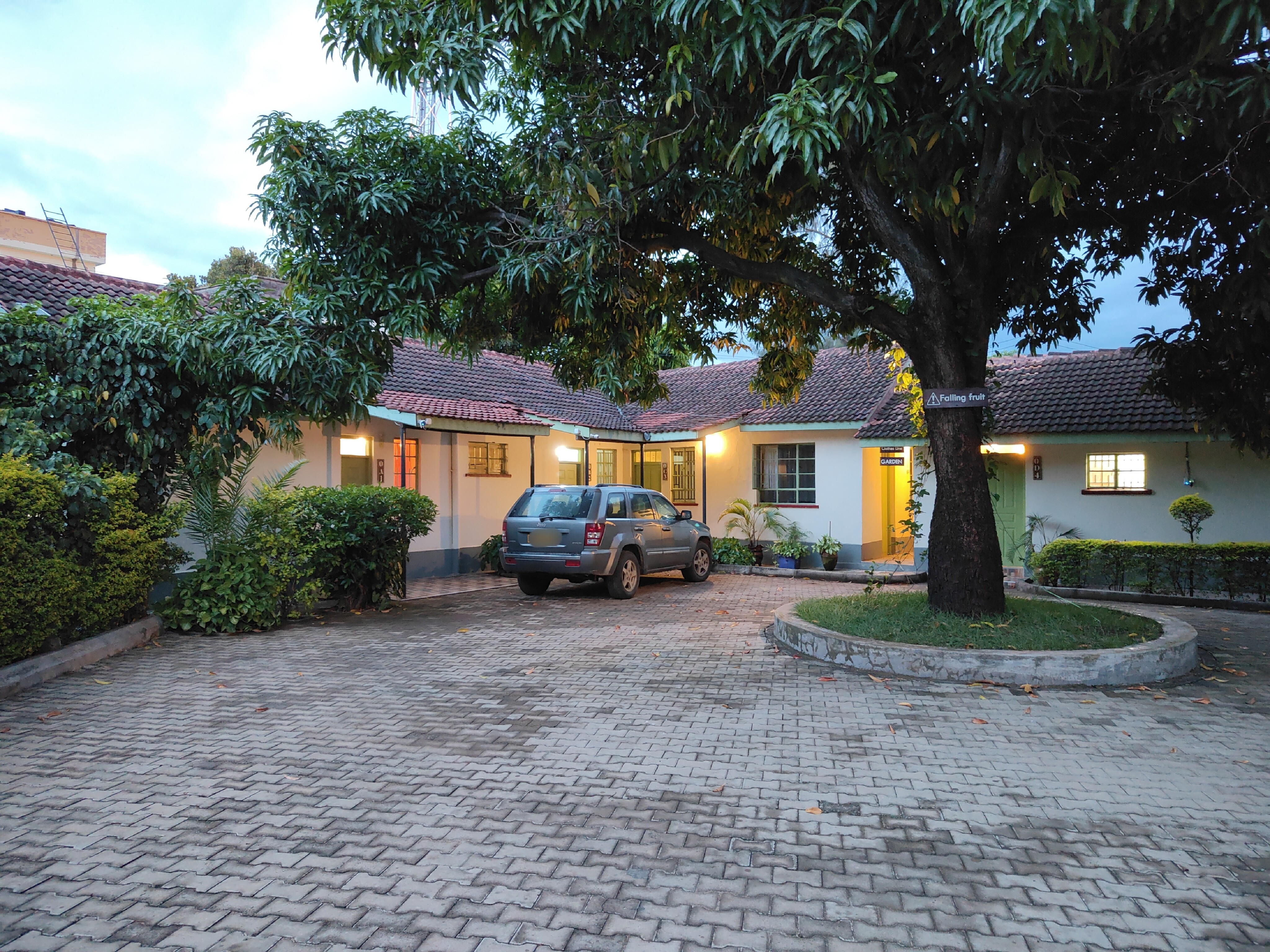 Ensuite spacious Studio w/ queen bed in Milimani