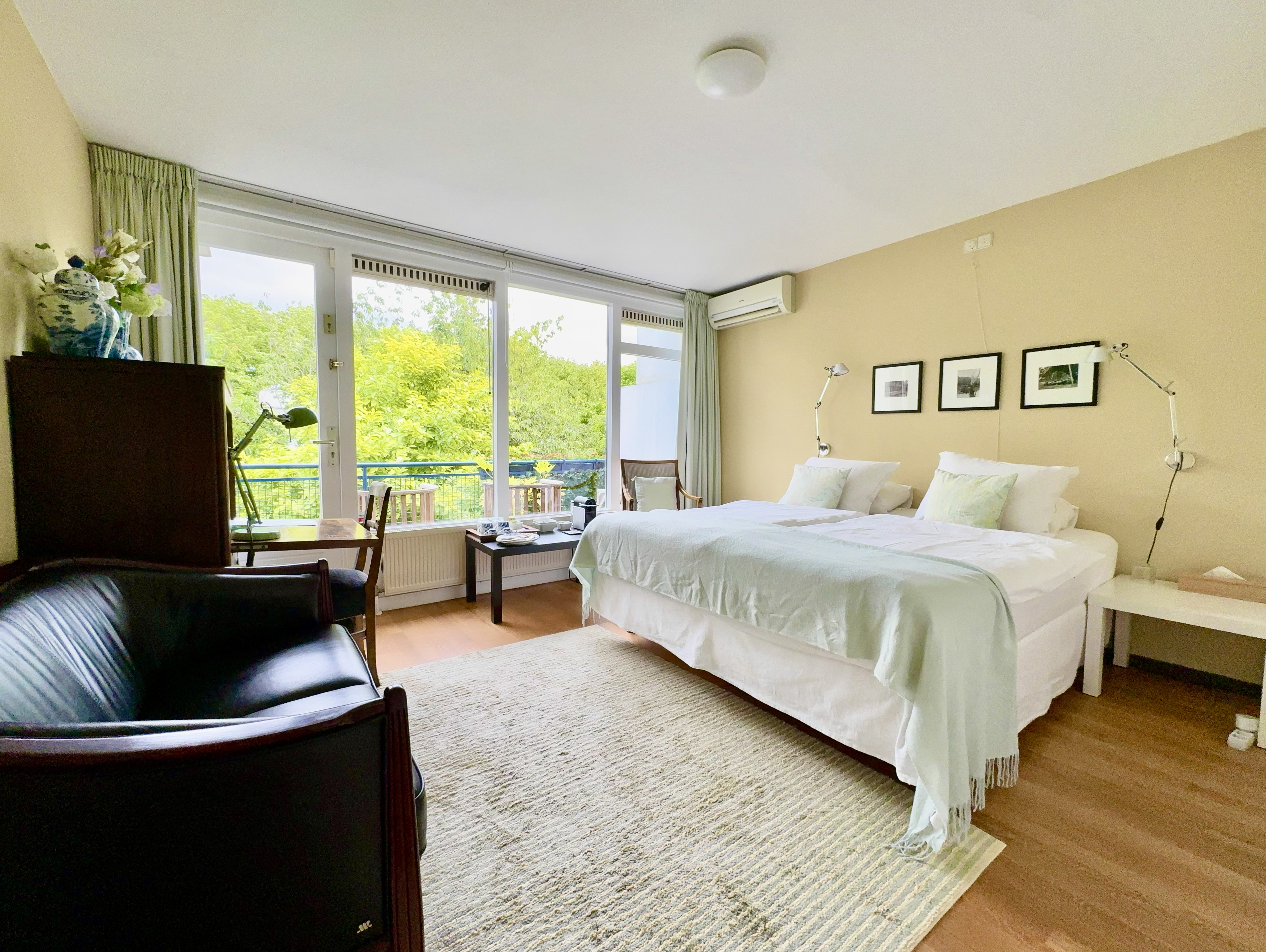 Bright garden view room, airco, private bathroom