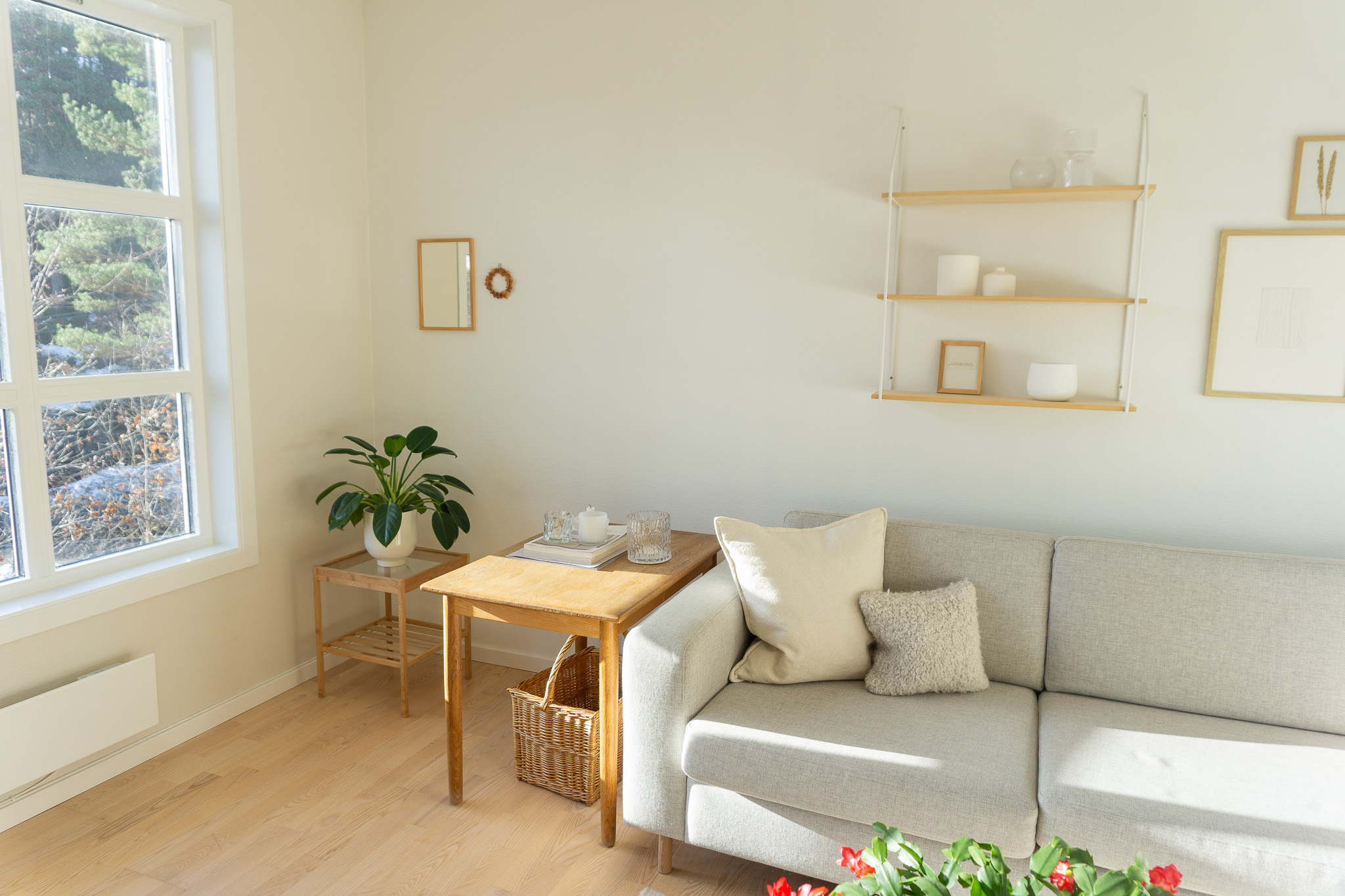 Bright and spacious apartment with free parking space!