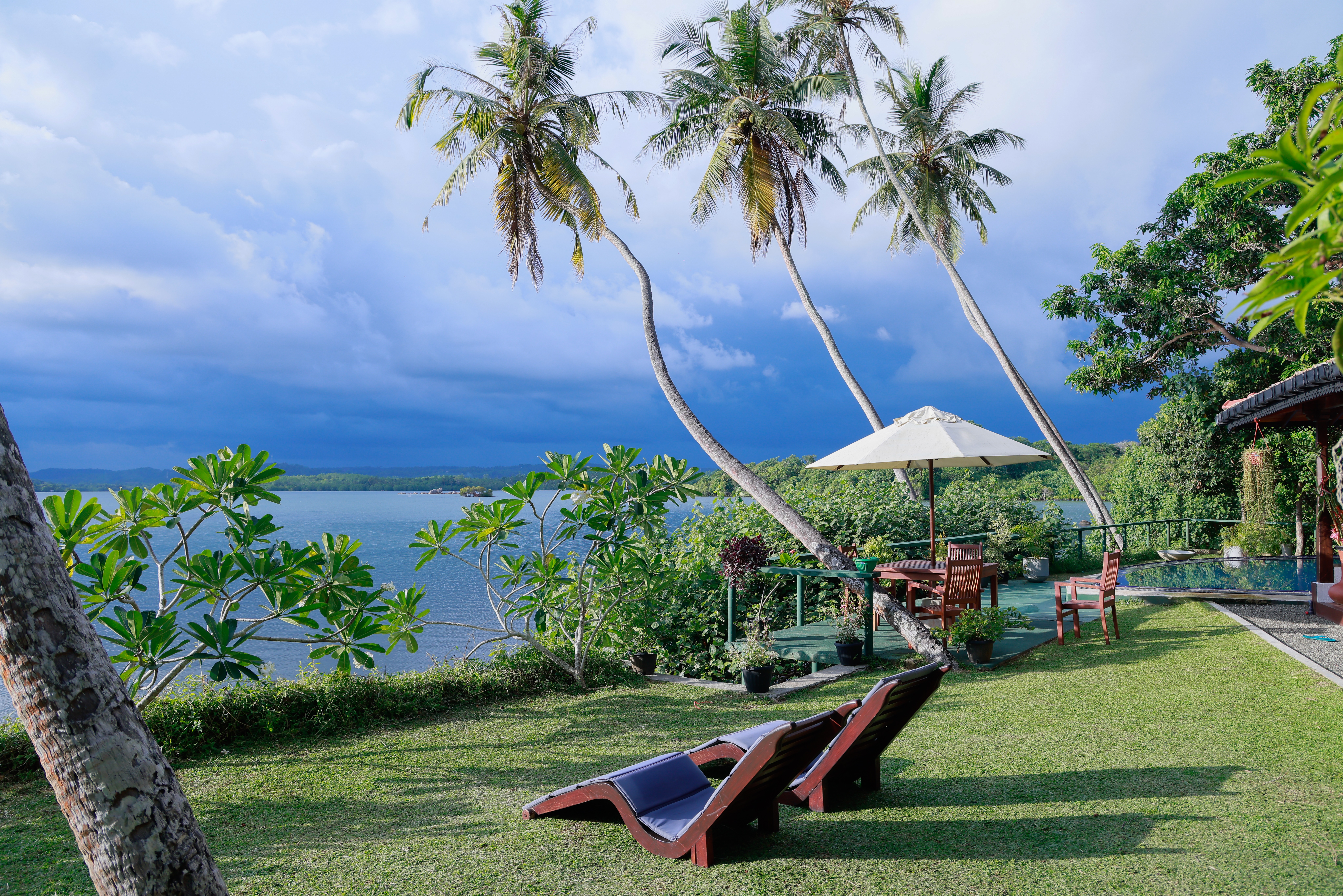 3 bedroom- Lake front 1 km to the Surfing Beach