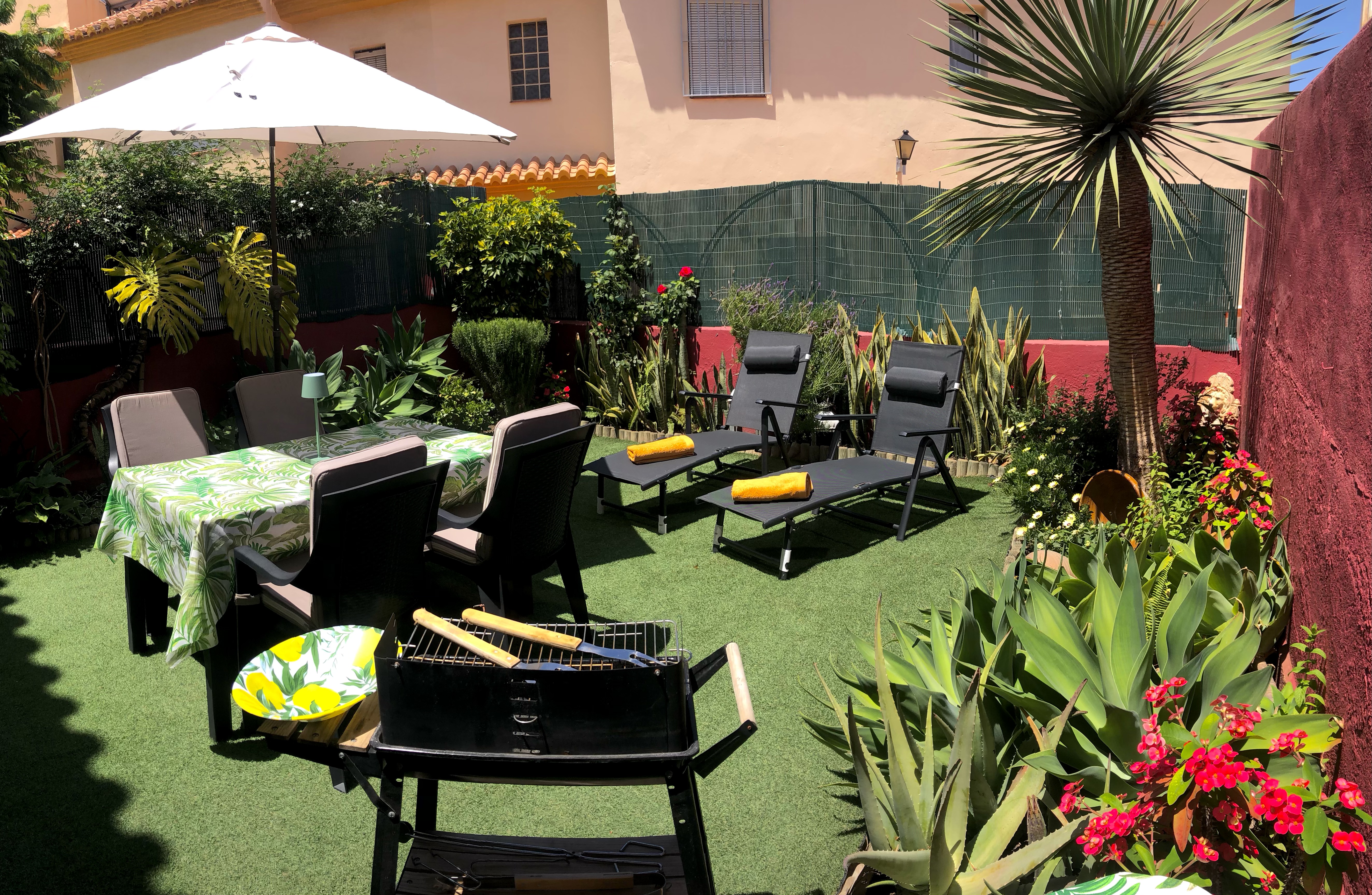 Comfortable townhouse with garden and parking.
