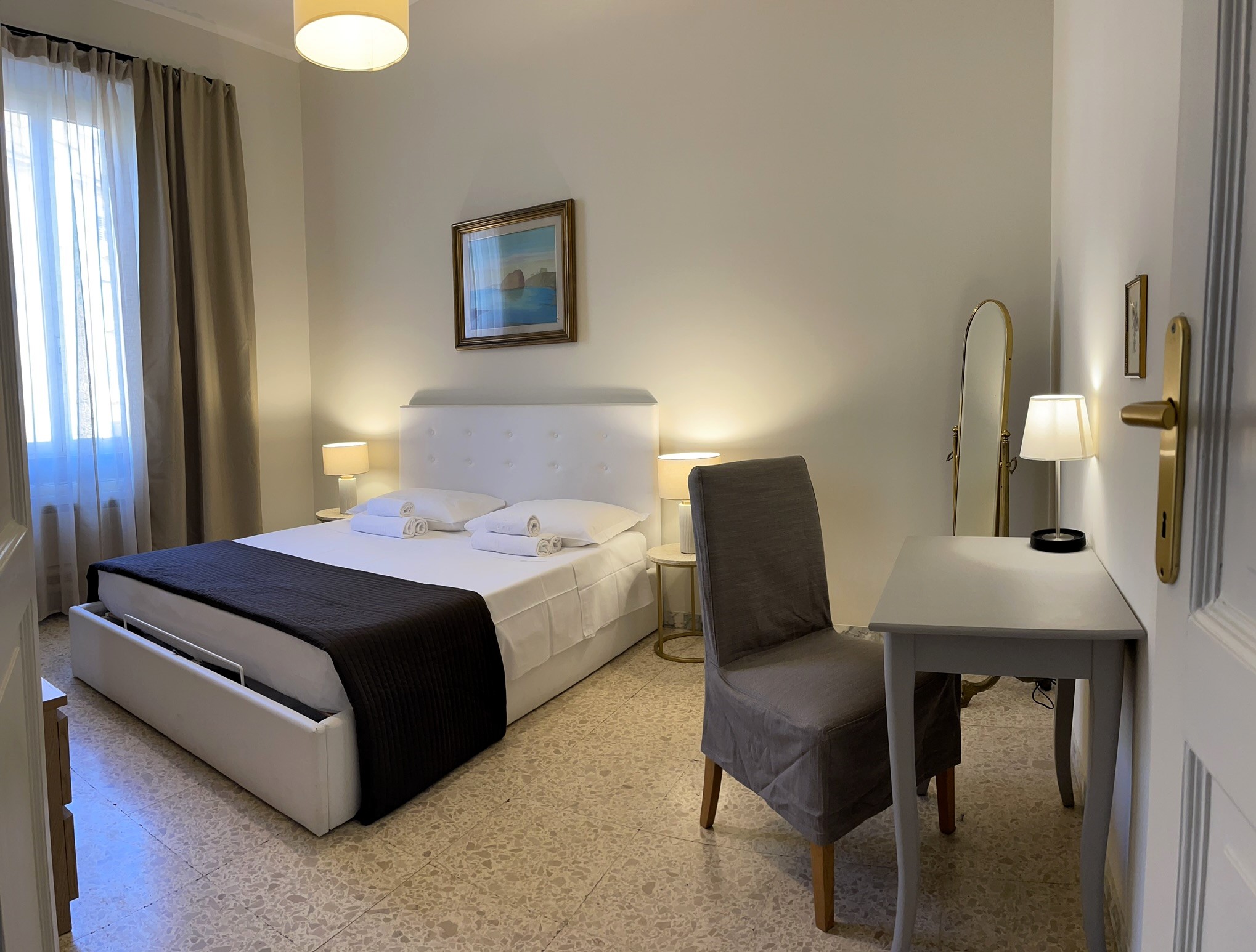 Modern apt with A/C and Wi-Fi, 20mt from the metro in VII San Giovanni/Cinecittà, Rome