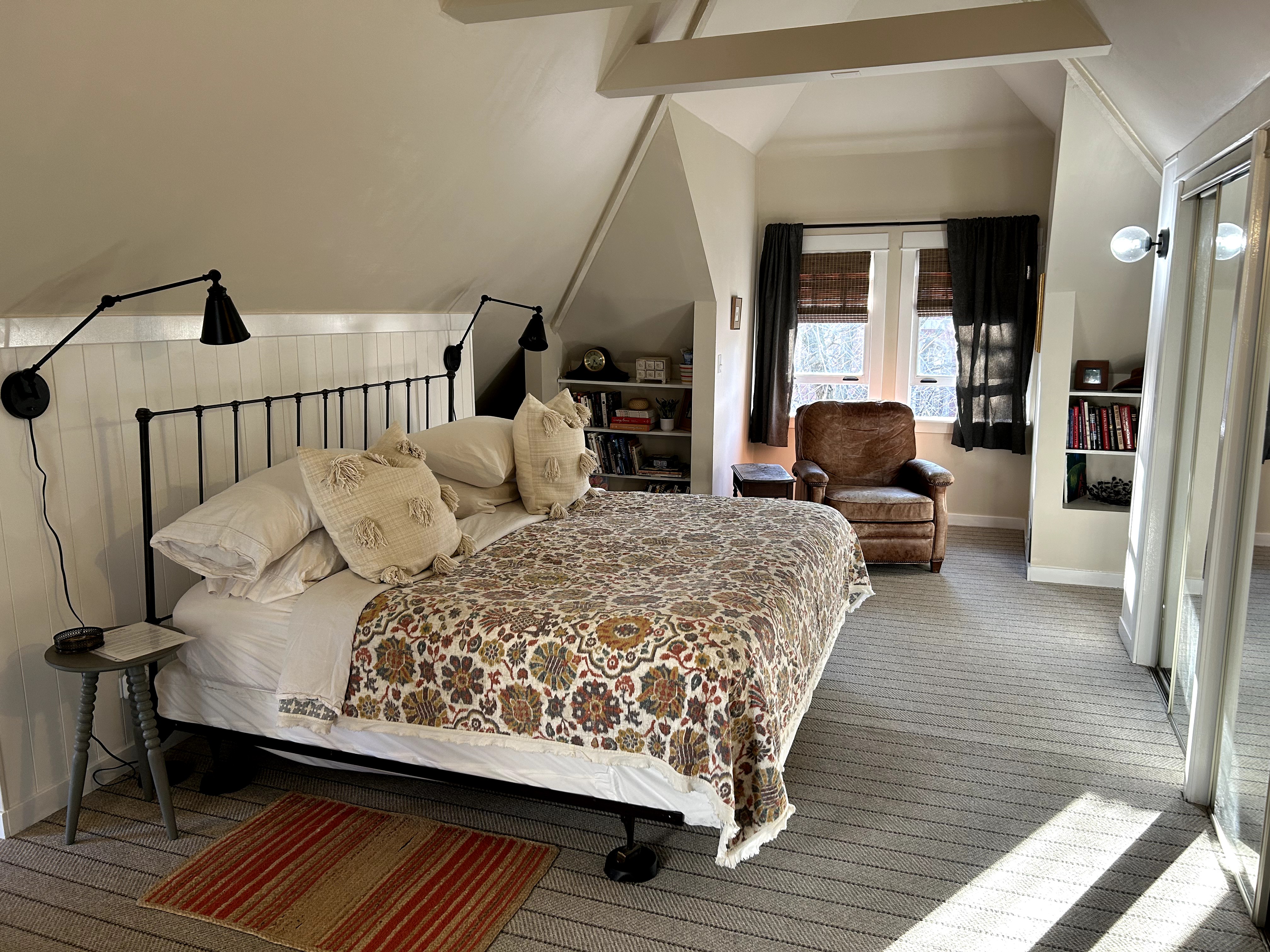 Updated full floor urban retreat private suite in Edgewater, Chicago